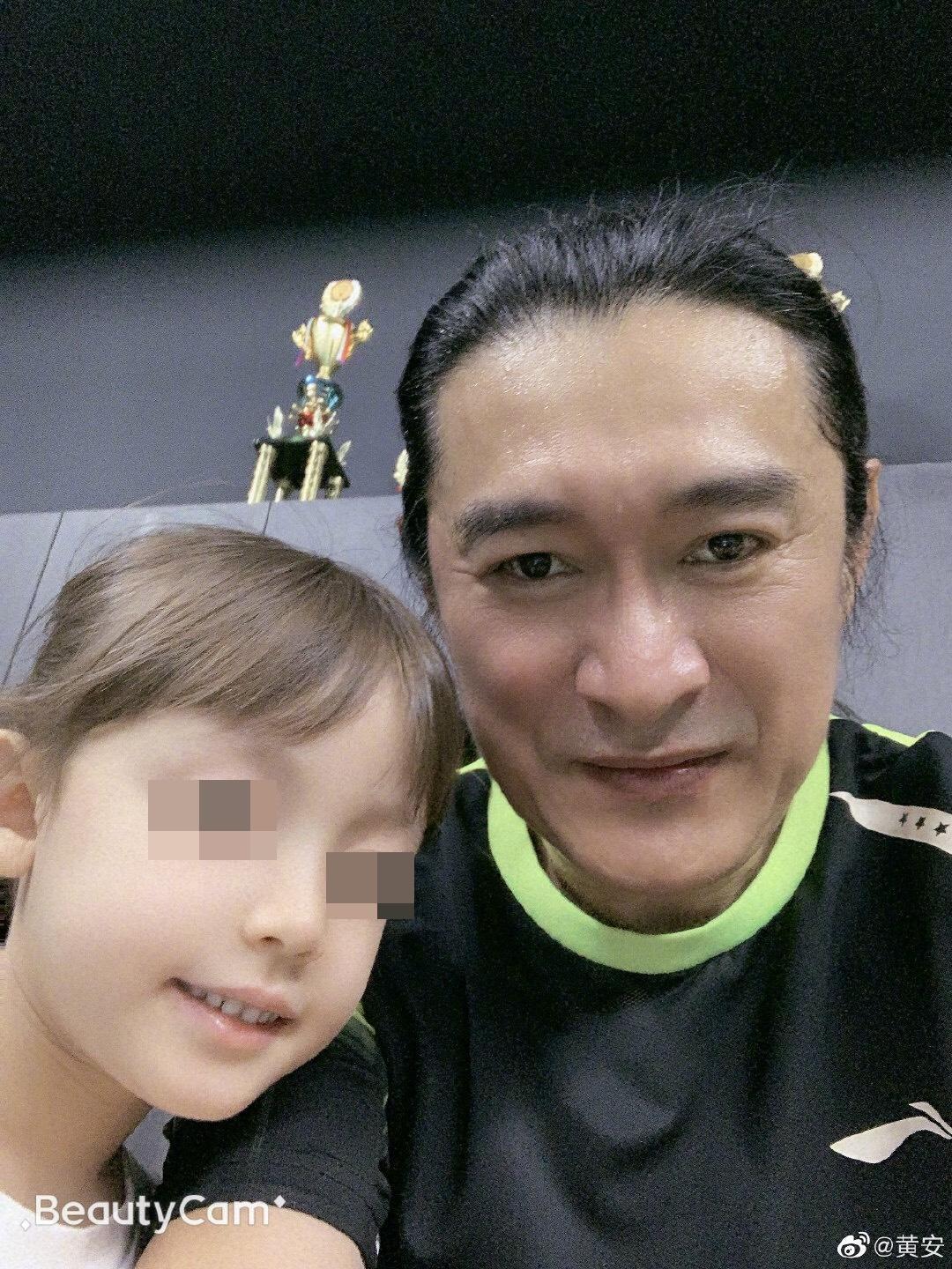 黃安女兒生下兩個可愛外孫女,現在坐等當爺爺。(翻攝自黃安微博)