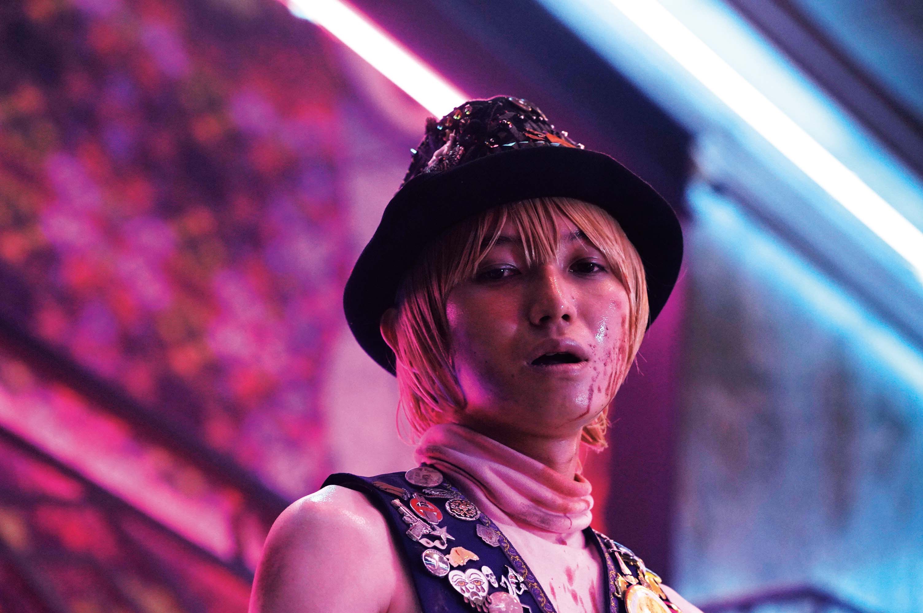 本鄉奏多在《殺手餐廳》飾演變態殺人魔，讓導演蜷川實花讚不絕口。（天馬行空提供）