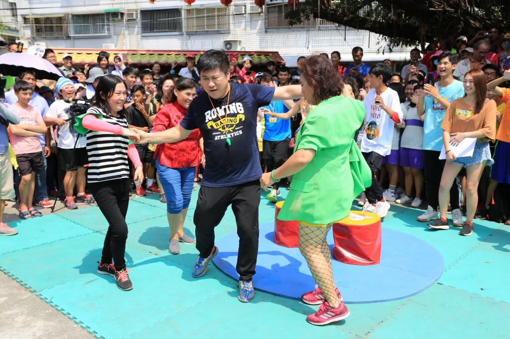 胡瓜帶領《綜藝大集合》主持群到高雄大社錄外景，遭遇當地「貴妃團」夾擊，險些脫不了身。（民視提供）