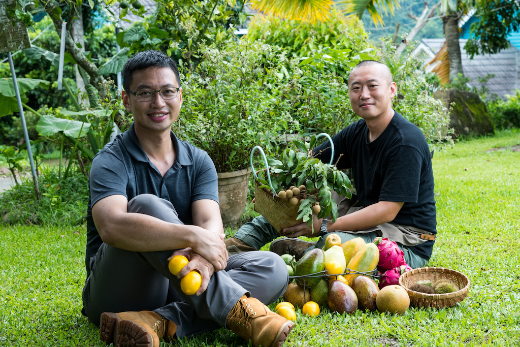 「知果堂」創辦人許哲瑋（左），找到「仙湖休閒農場」第六代主人吳侃薔（右），兩人合作拼湊水果種植版圖，重繪台灣土地和歷史故事