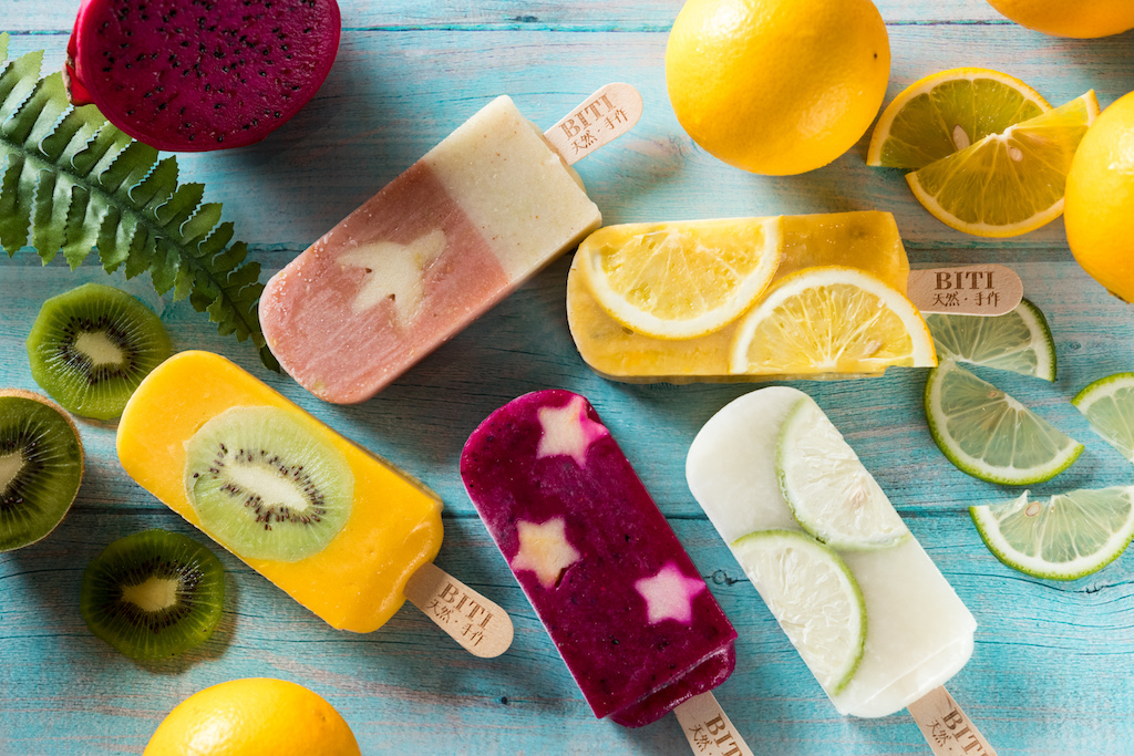 清爽鮮果系的「百香果雪條」（右上，順時針起）「檸檬香奈兒」「青蘋果樂園」「愛吻芒」「芭樂芭」，果味鮮明，像在吃冰鎮鮮果。（愛吻芒70元／支，其它皆60元／支）