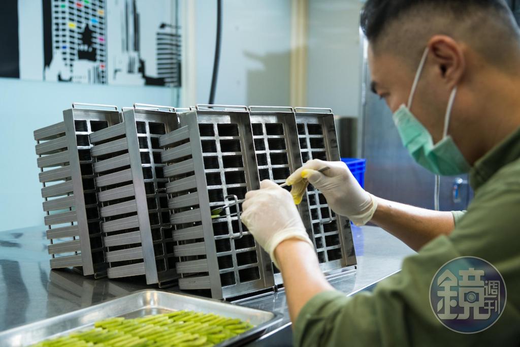 鮮果冰棒得手工一片片排列果片，美貌得來不易。