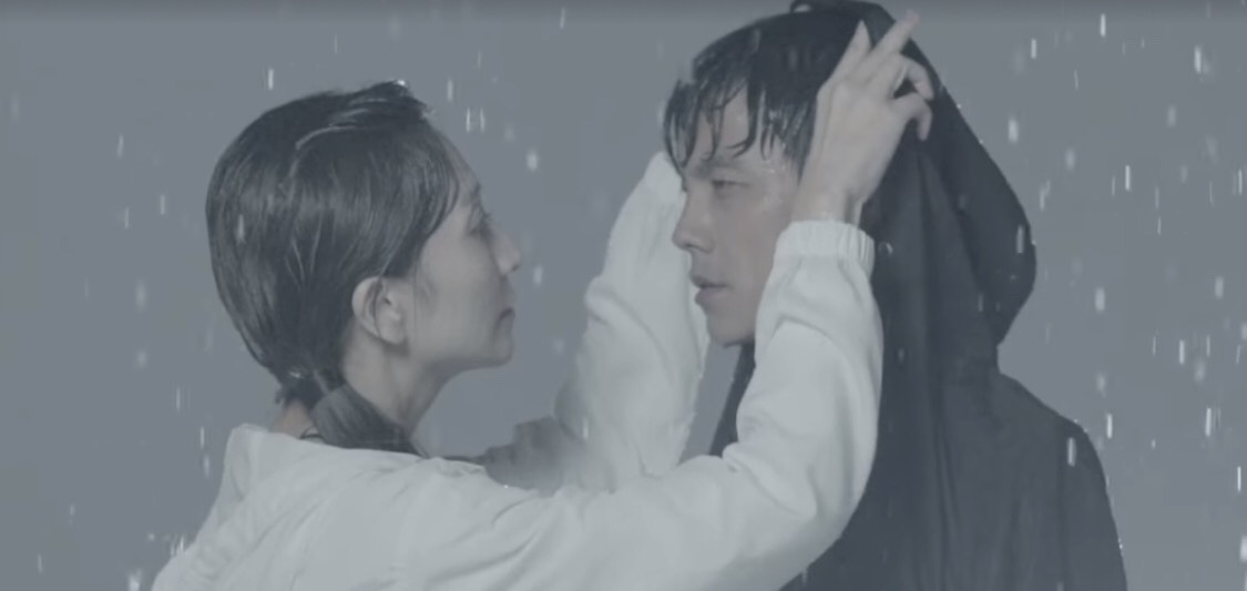 阿翔與老婆Grace合體拍風衣代言影片，內容貼合當初Grace「撐傘」原諒意境。（翻攝自浩角翔起官方粉絲頁）