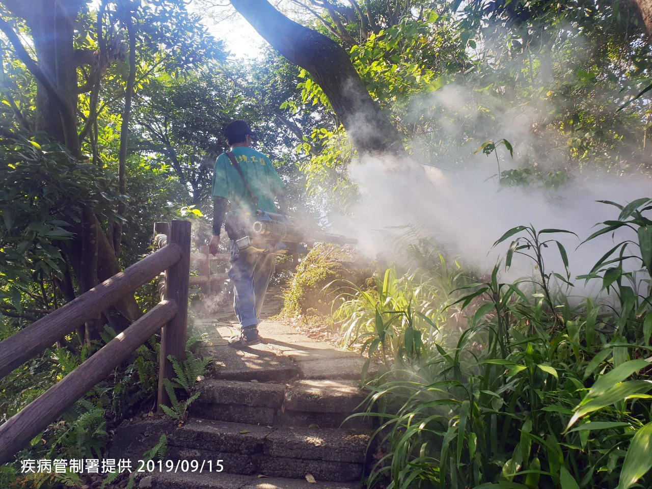 新北市新增3例本土屈公病病例,中和區國強嶺部分步道及週邊環境目前仍持續管制加強消毒中。(翻攝自疾管署官網)