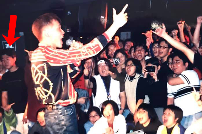 在太陽花運動之前，音地大帝常在各種獨立音樂的場合扮演小螺絲釘的角色，常在照片一角可以見到他（箭頭處）的身影。（夾子電動大樂隊提供）