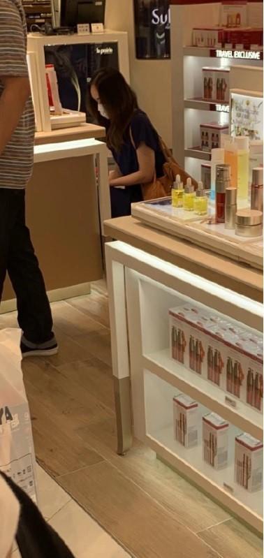 安室奈美惠引退後回歸平凡生活，近日被網友目擊在沖繩血拚。（翻攝自推特）