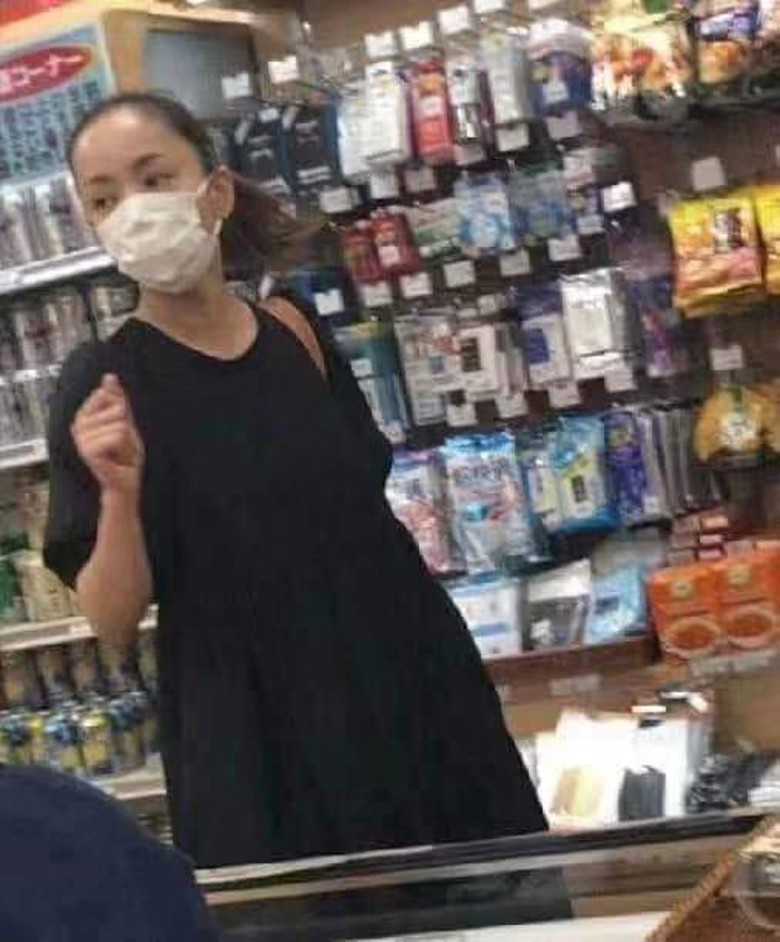 安室奈美惠於去年9月16日引退歌壇，日前疑似現身沖繩被幸運網友捕獲。（翻攝自推特）