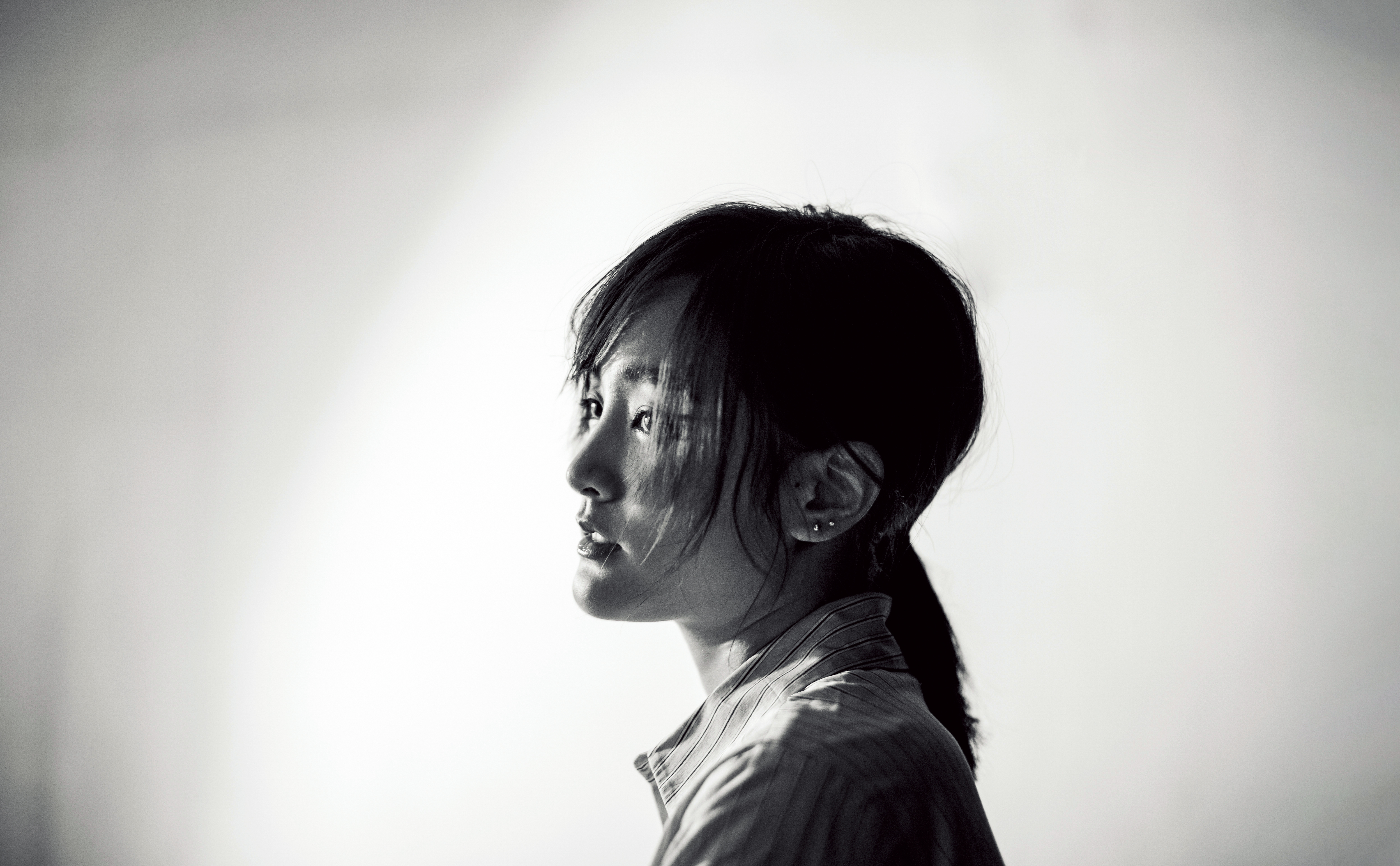 一邊詮釋著或清淡或沉重的情緒，一邊又不忘說自己長了一顆大痘痘，要記得幫她修掉。跳躍來去，這是青春。