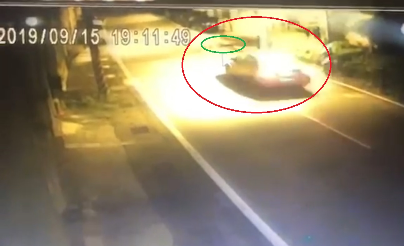一部自小客未注意輾破林男頭部後加速逃逸。（翻攝畫面）