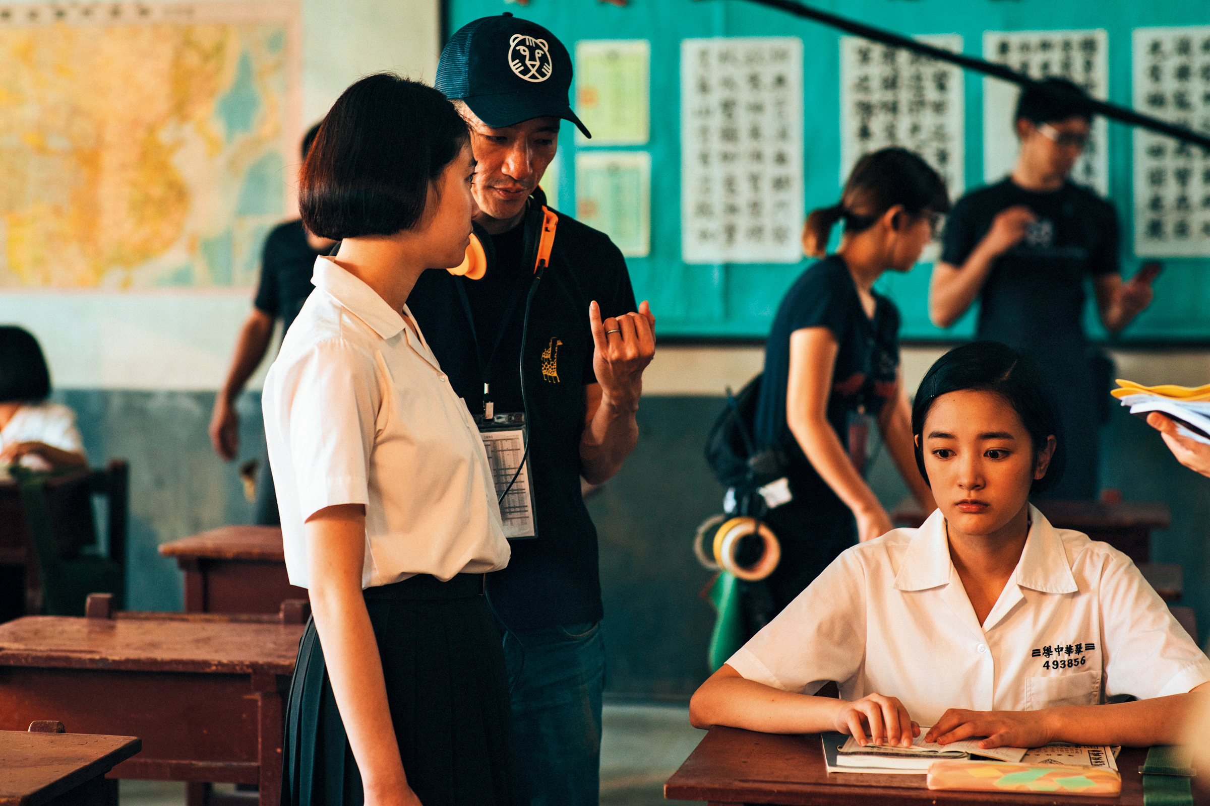 導演徐漢強（中）喜歡電玩「返校」的故事，改編電影時也忠於原著精神，並透過甄選由王淨（右）飾演女主角。（影一製作所提供）