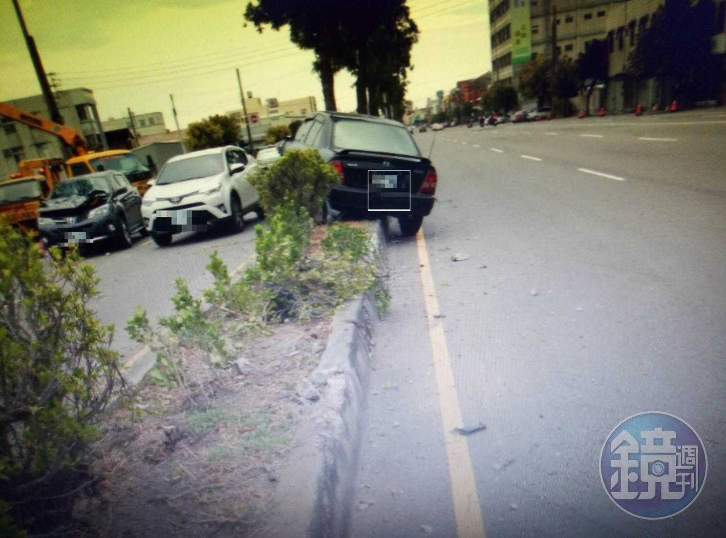 肇事許男車子,失控卡在分隔島。(讀者提供)