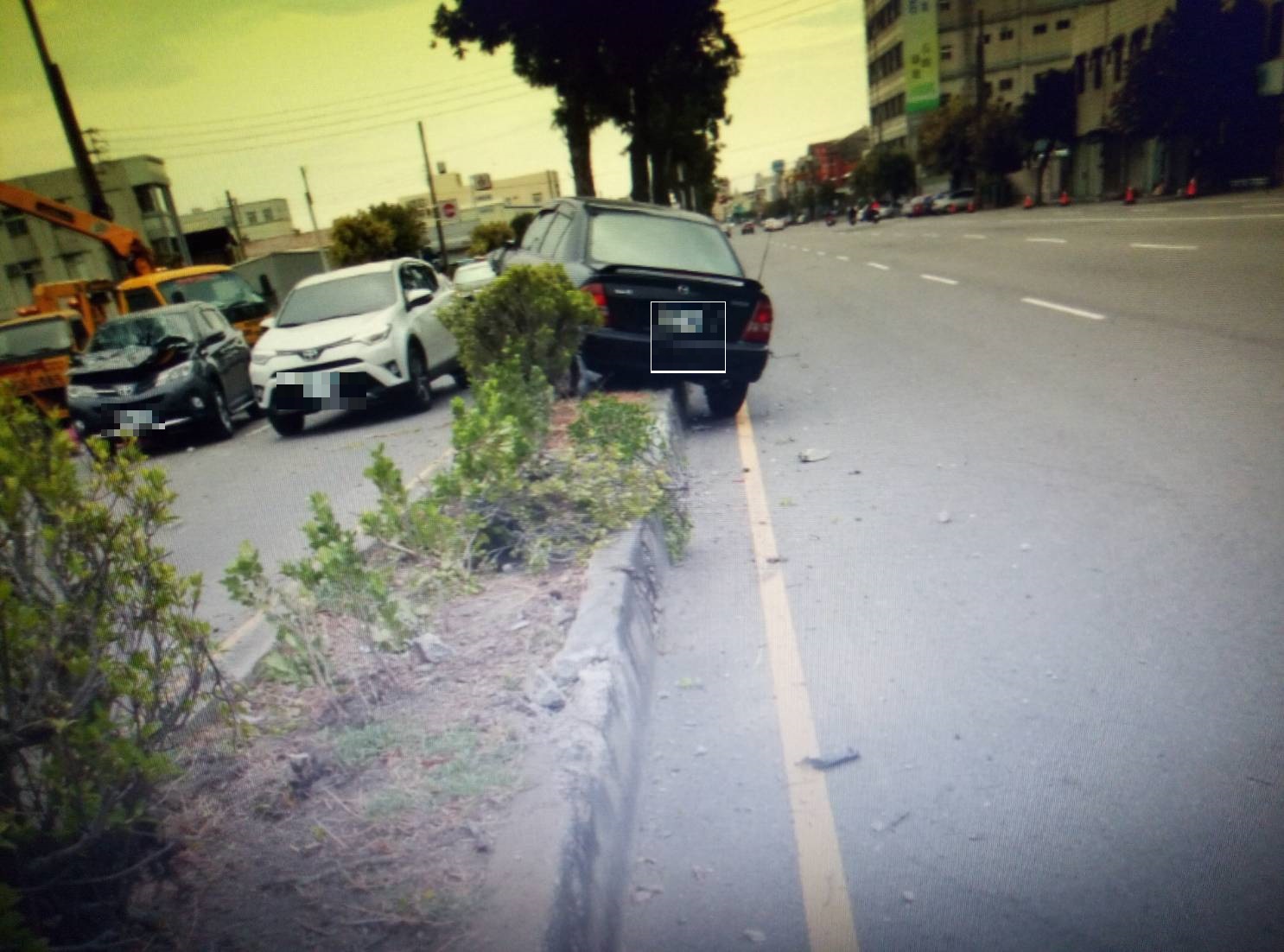 肇事許男車子，失控卡在分隔島。（讀者提供）