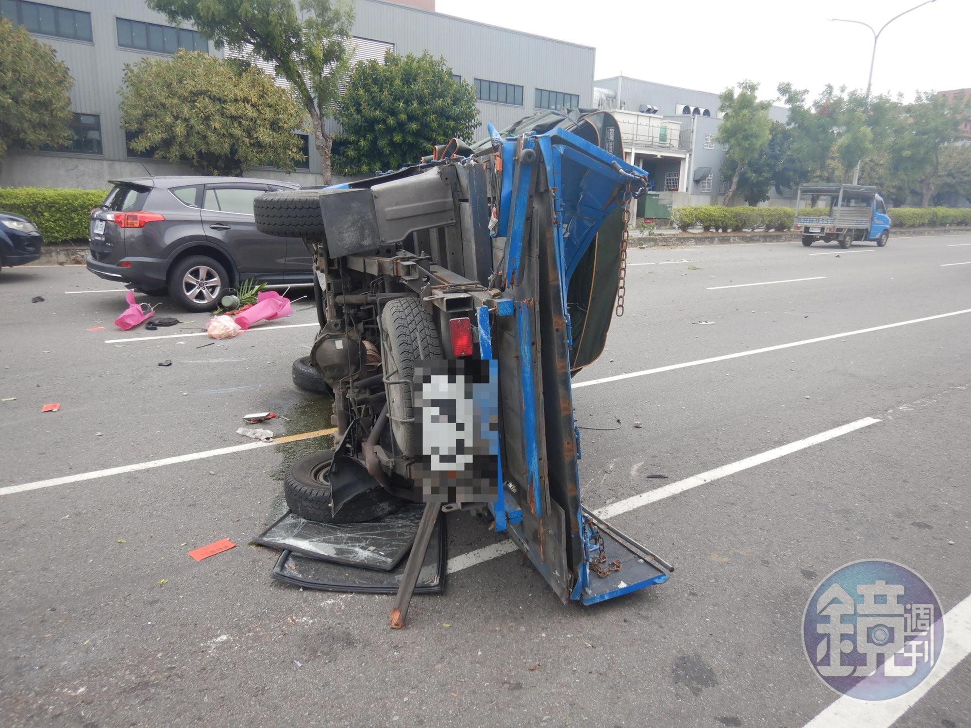被撞的小貨車飛到對向車道撞車後側翻。(讀者提供)