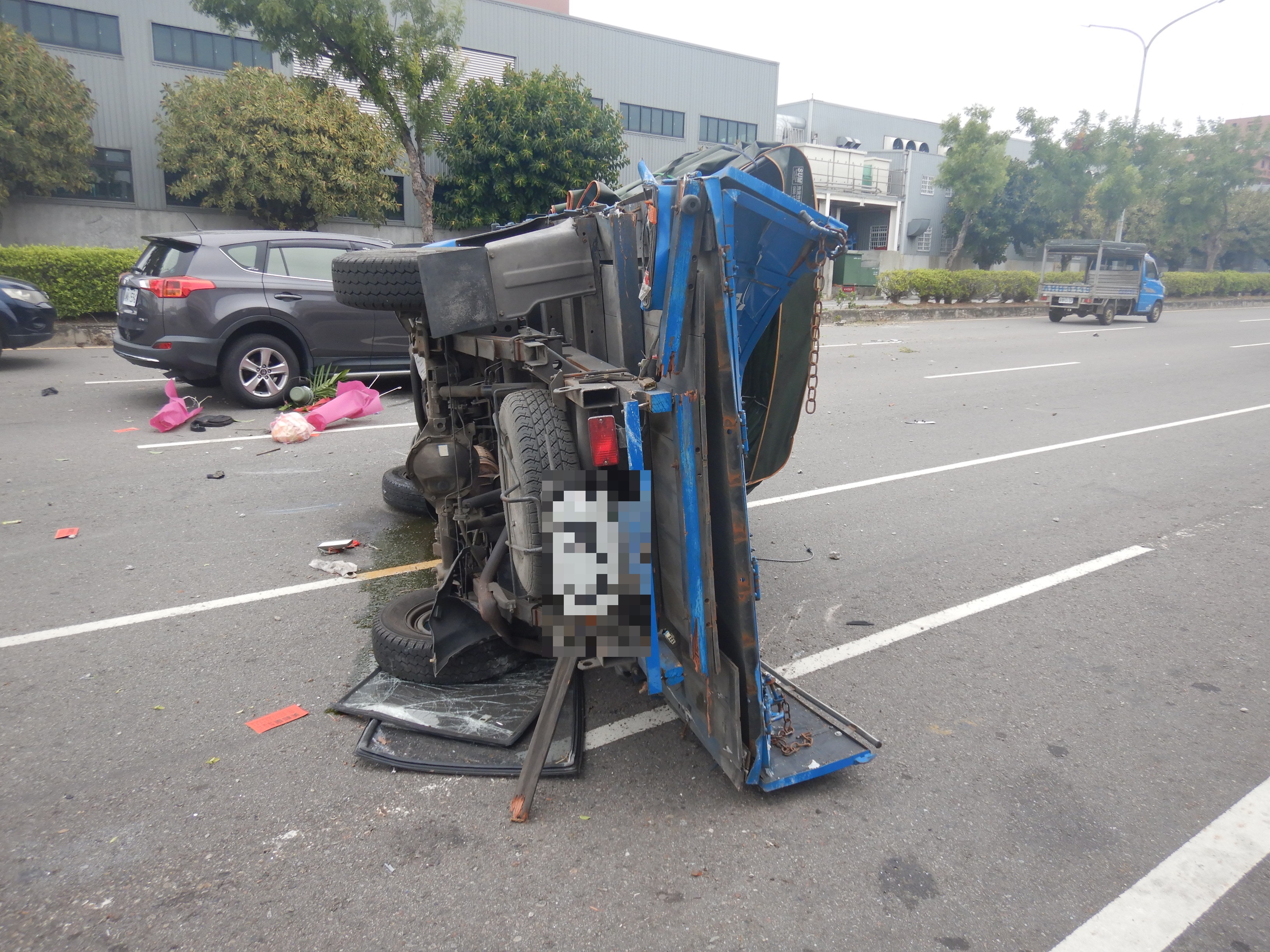 被撞的小貨車飛到對向車道撞車後側翻。（讀者提供）