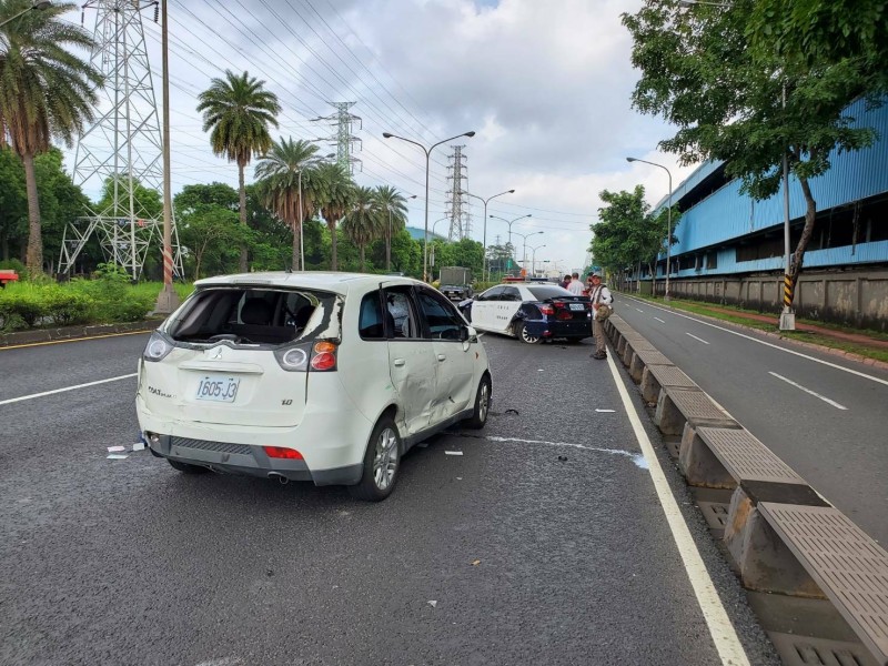 警方追肇事逃逸車輛遭嫌犯迴轉衝撞,警開12槍制伏。(翻攝照片)