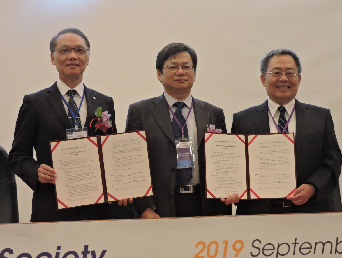 在國研院王永和院長(中)見證下,國震中心主任黃世建(右)、慈濟基金會顏博文執行長(左)代表雙方機構簽約。(慈濟基金會提供)