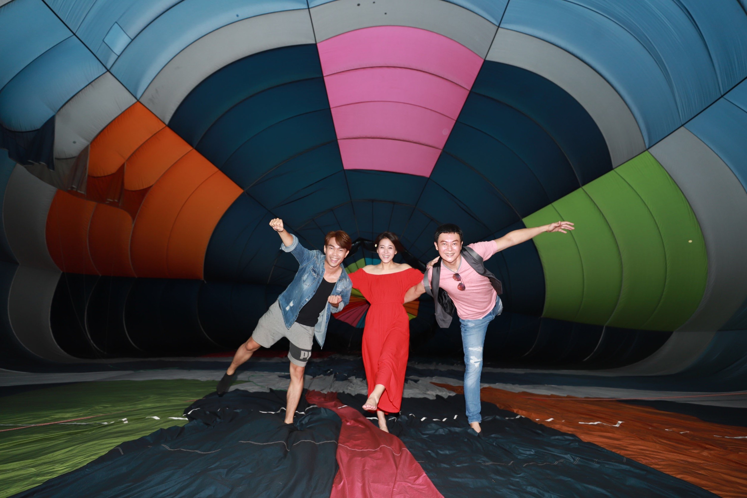 左起許仁杰、蘇晏霈、王燦拍《多情城市》看到熱氣球心情非常悸動。（民視提供）