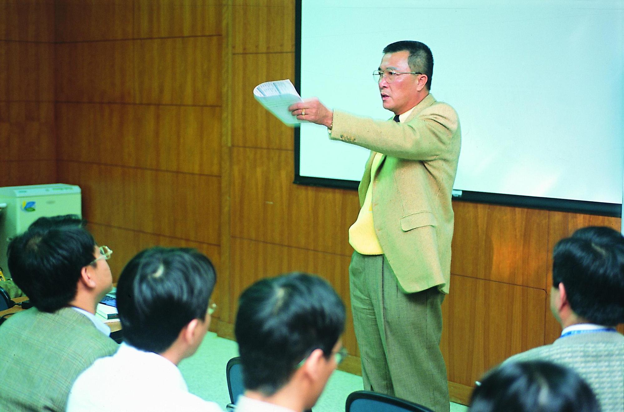 燦坤創辦人吳燦坤面臨轉投資失利、本業衰退窘境,決定放手專業經理人救事業。(今周刊提供)