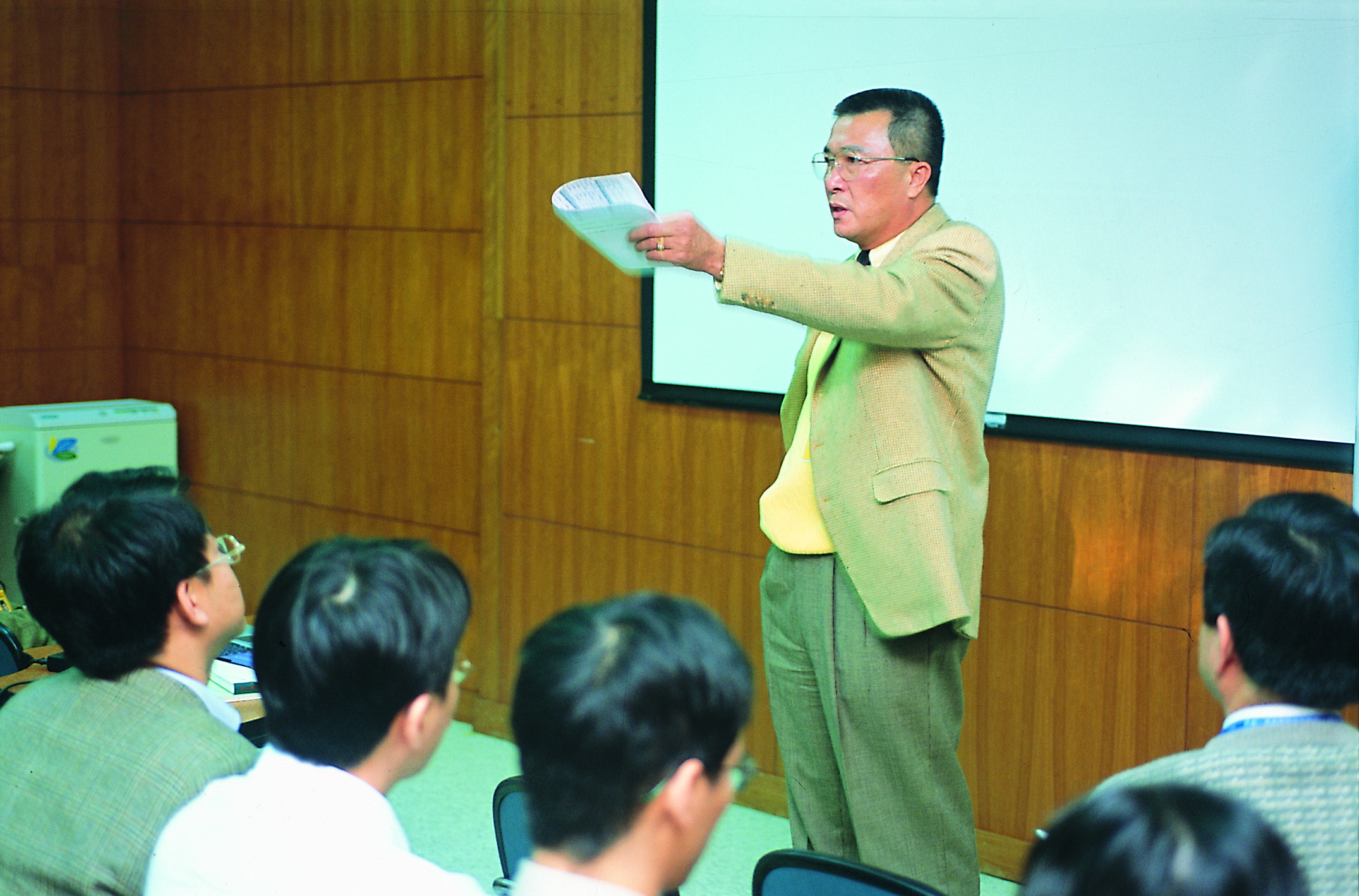 燦坤創辦人吳燦坤面臨轉投資失利、本業衰退窘境，決定放手專業經理人救事業。（今周刊提供）