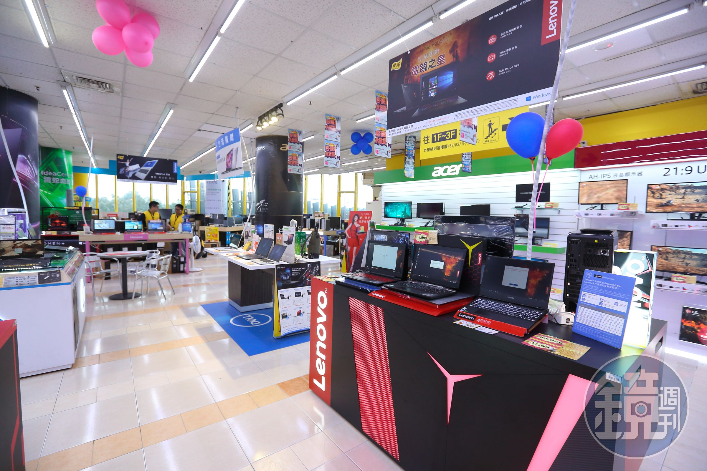 本刊走訪平日燦坤門市，百坪大的門市內店員竟比客人還多。