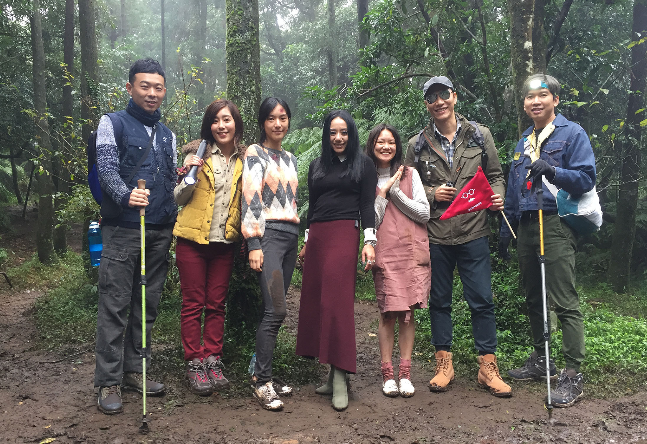 小男孩樂團入深山拍MV，邀請高慧君（中）打造驚悚片。（滾石唱片提供）