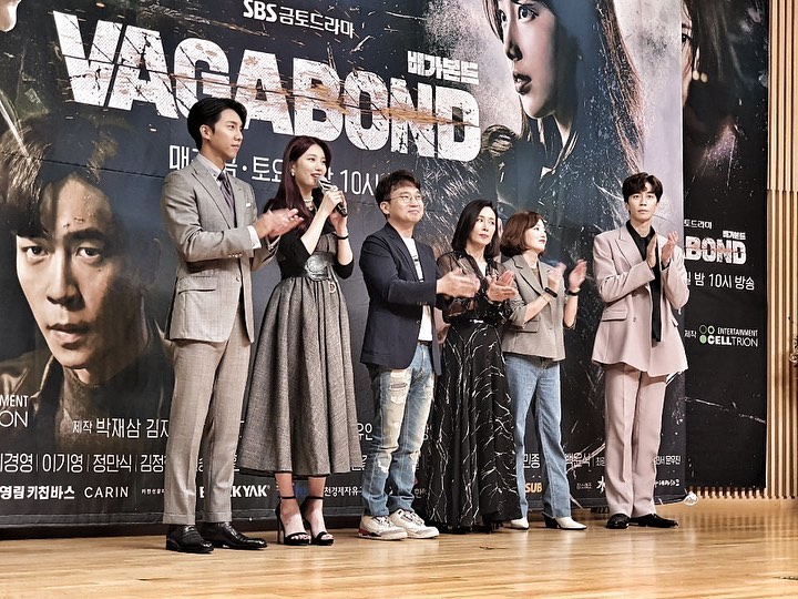 《浪行驚爆點》導演劉仁植與主演們出席新戲記者會。(翻攝自soop_boss IG)