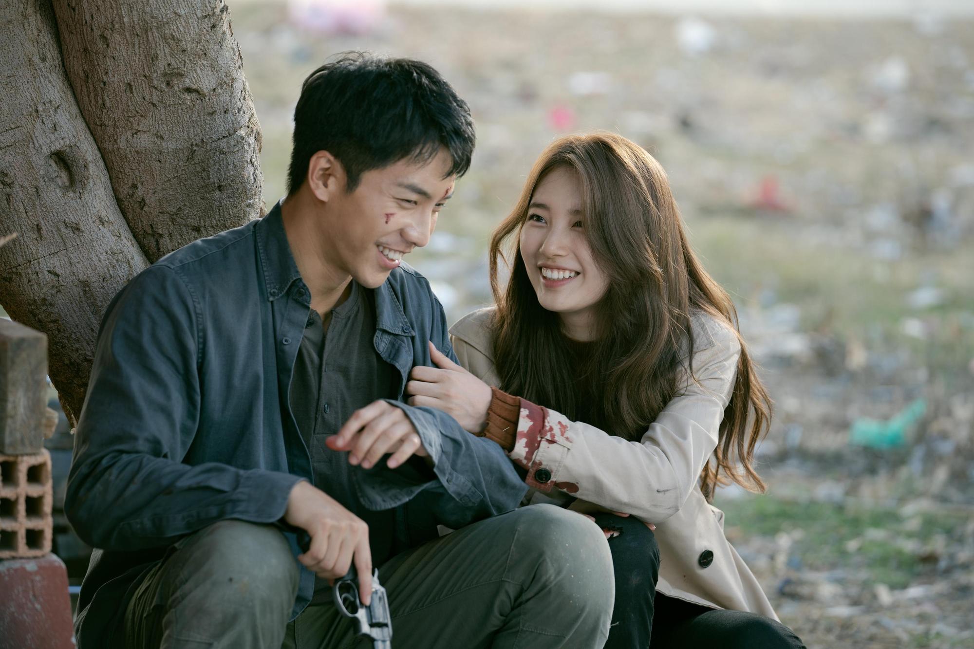 秀智（右）與李昇基在《浪行驚爆點》二度合作，默契十足。（Netflix提供）