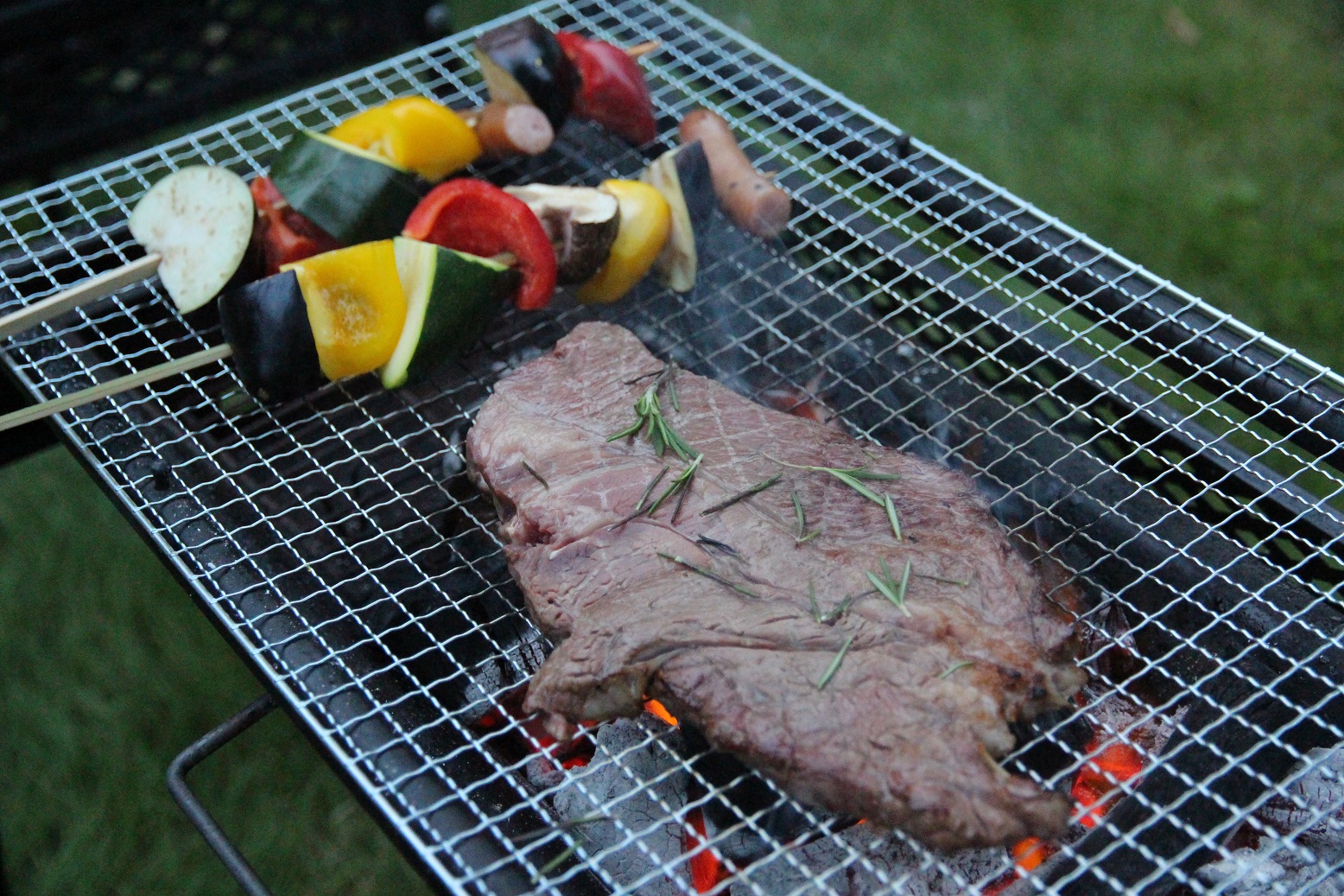夜晚可以在營地前烤肉，享受豐盛的晚餐。