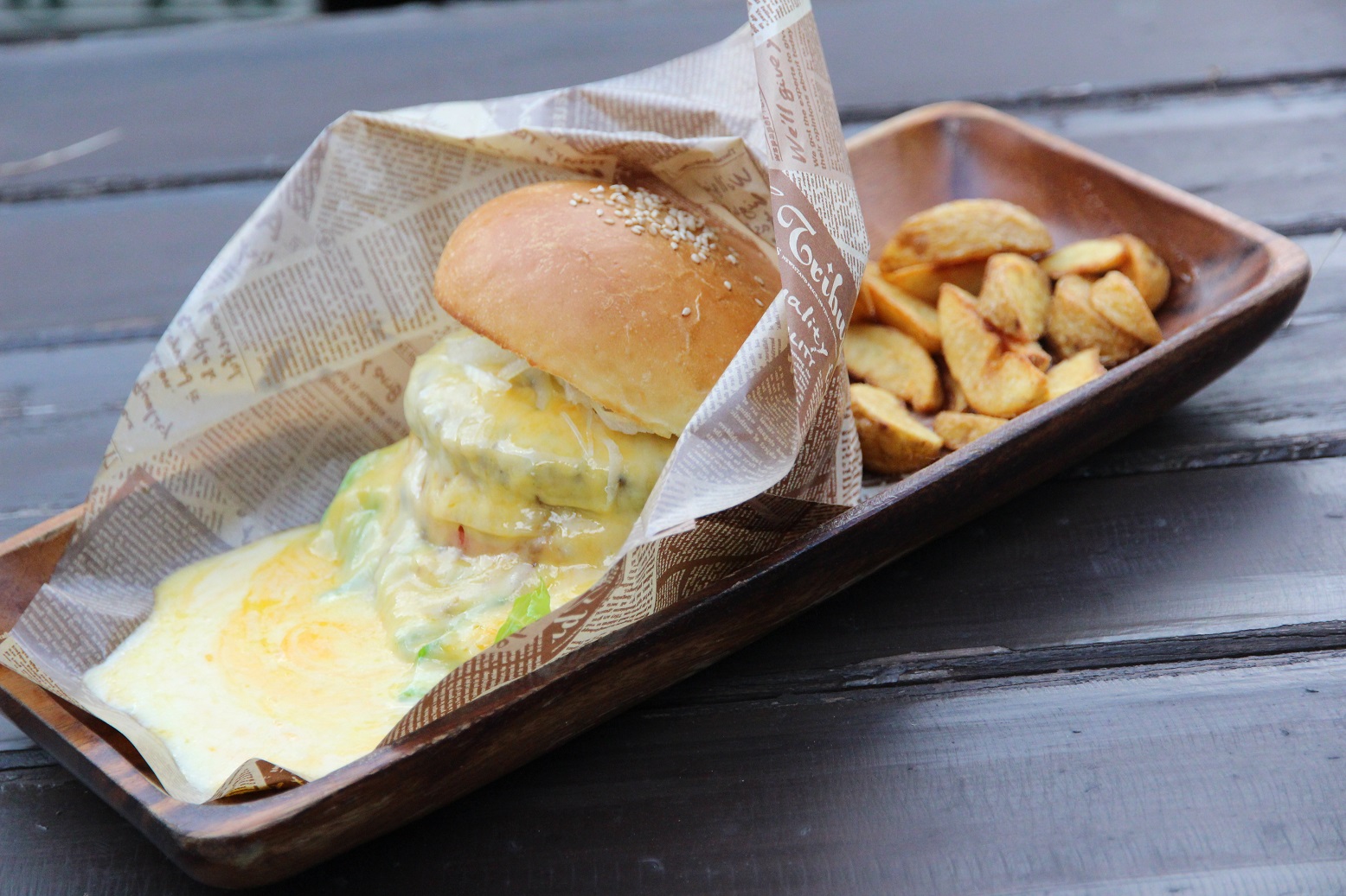 像瀑布一樣流出的起士漢堡。（900日圓／份，約NT$261）