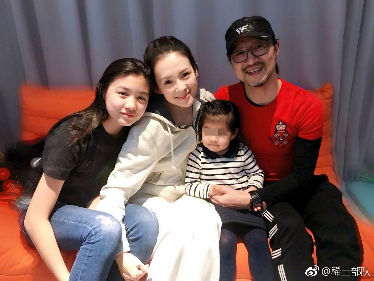 章子怡與汪峰除了育有一女醒醒外，也把汪峰大女兒「小蘋果」視如己出，如今傳出她在美國產下二胎，且是男孩。（翻攝自章子怡微博）