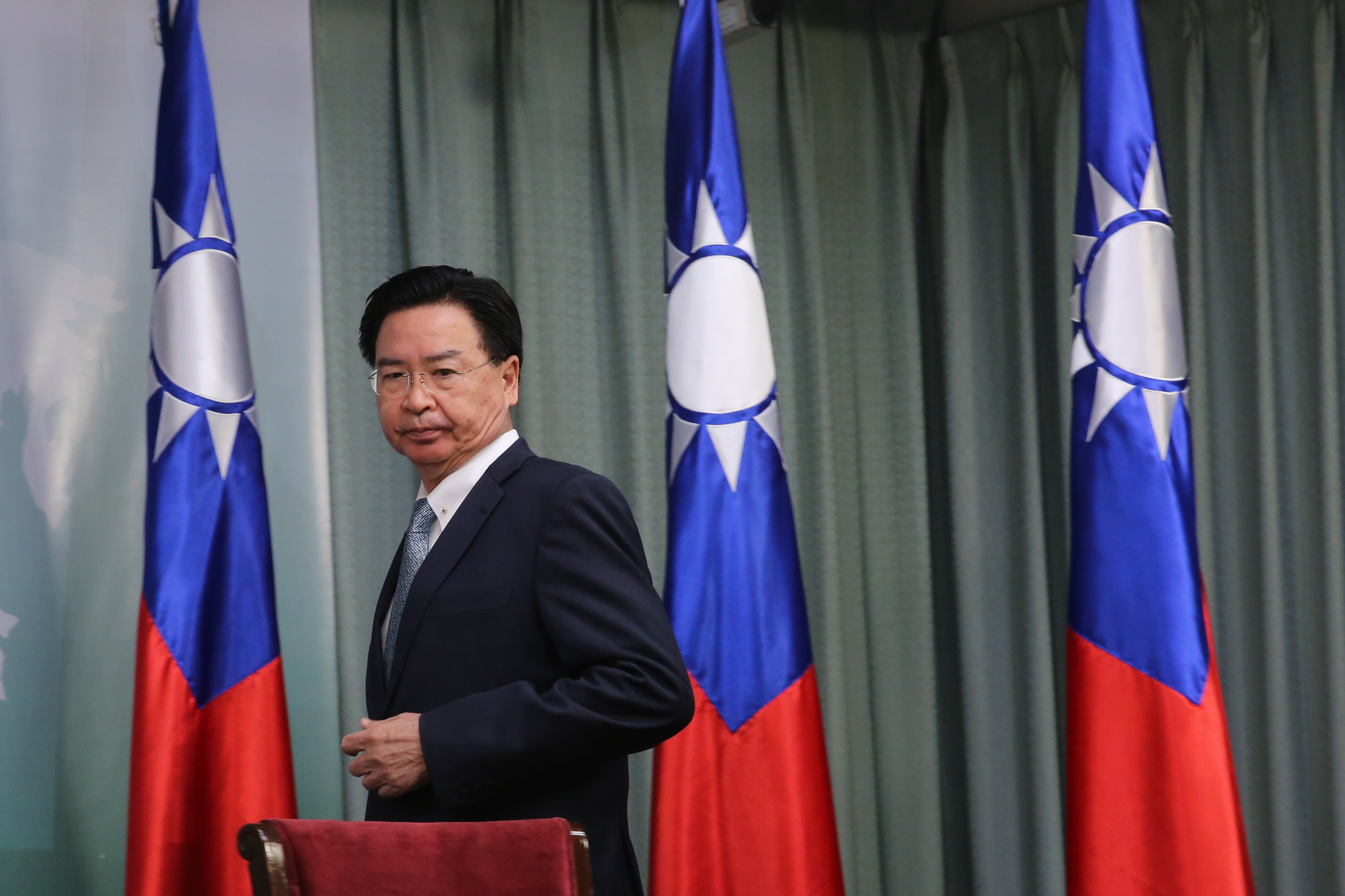 吳釗燮宣布即日起與索羅門群島斷交，並同時負起政治責任。