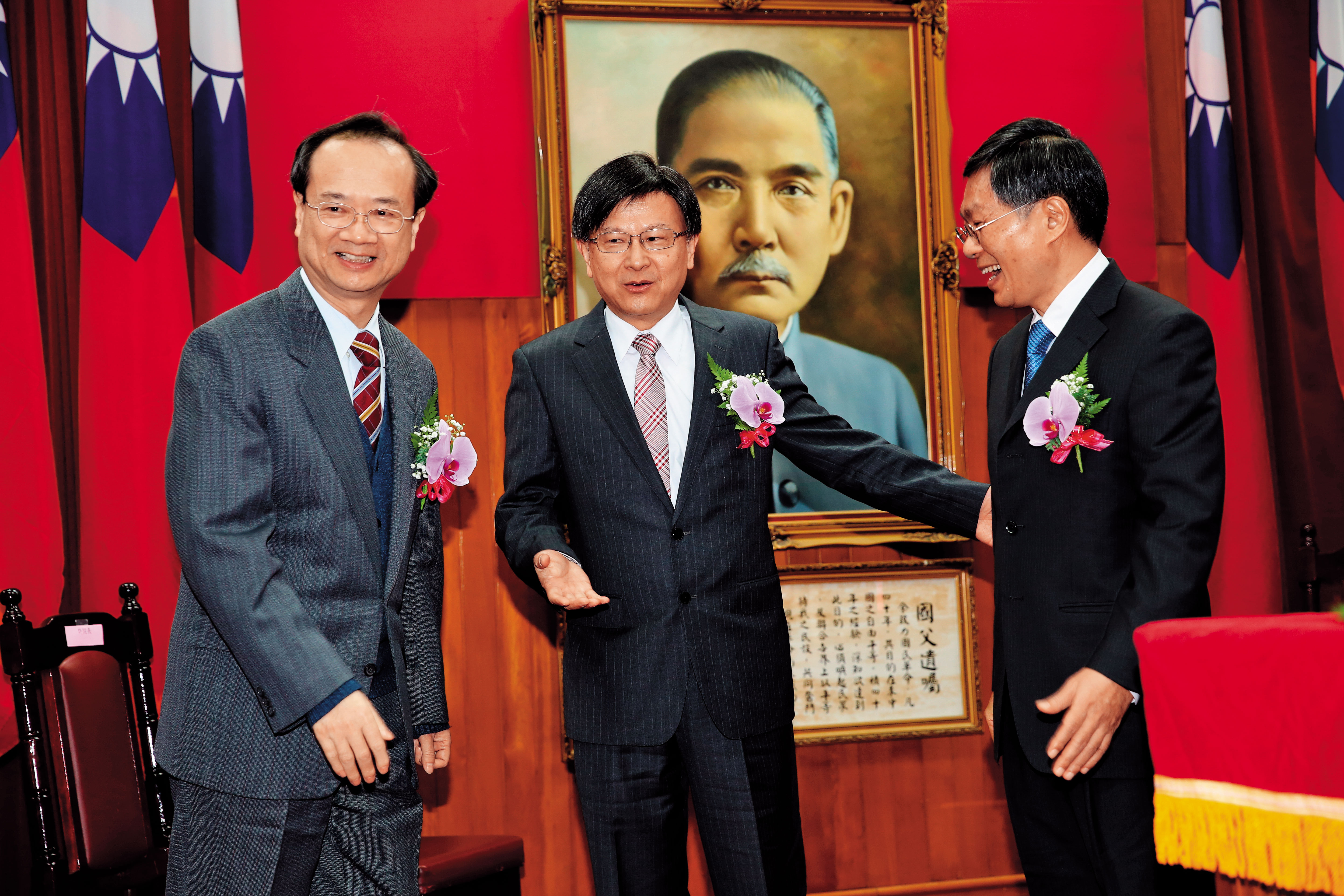 石木欽（中）在前年底上任公懲會委員長，如今因涉風紀案下台。左為時任司法院長許宗力、右為高院院長李彥文。