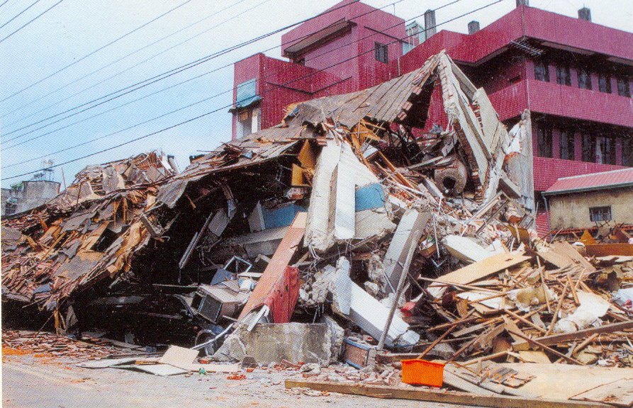 九二一地震造成全台2415人死亡，29人失蹤，11,305人受傷，51,711間房屋全倒，53,768間房屋半倒。（龍眼林福利協會提供）