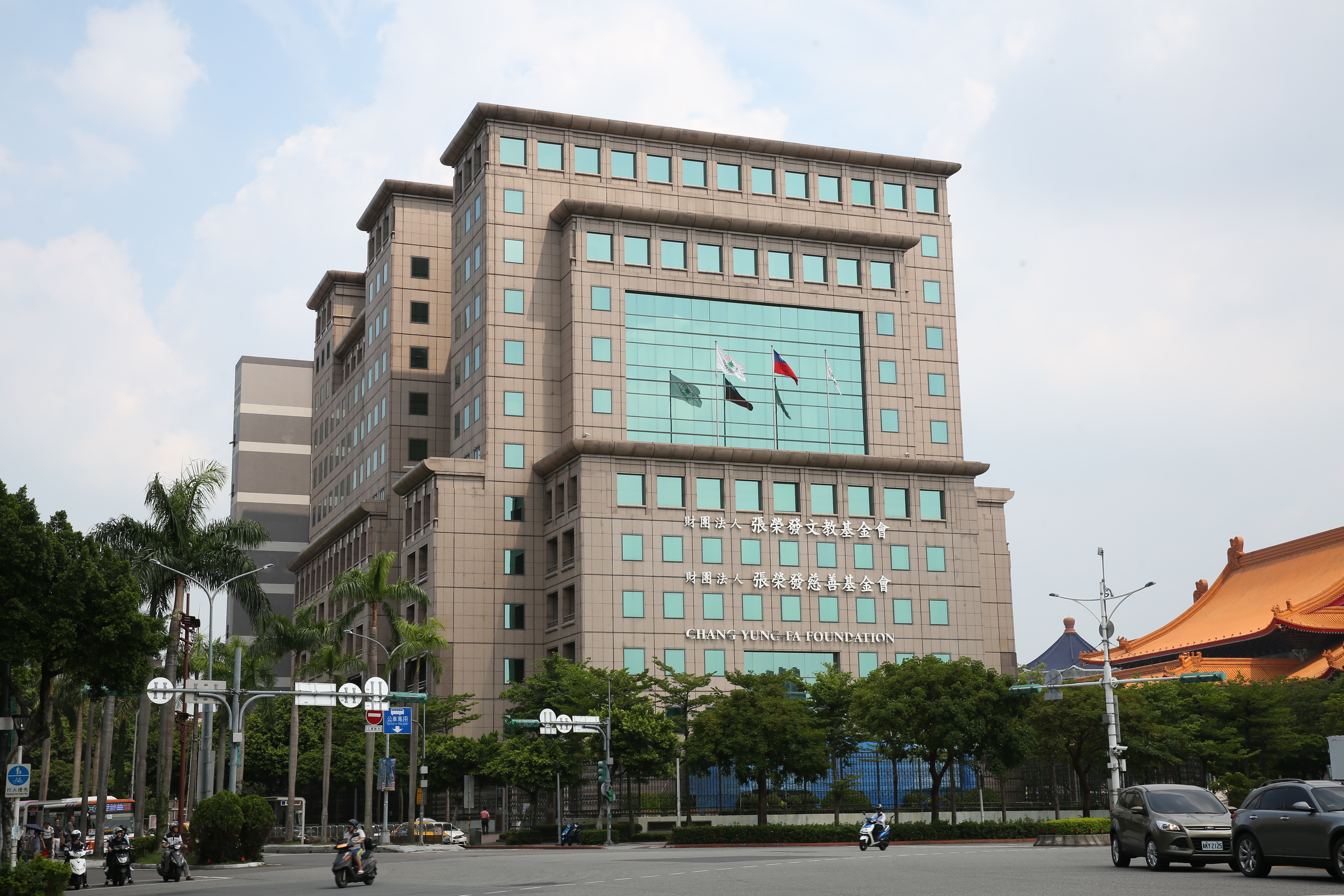 郭台銘明天中午召開記者會，地點就選在舊國民黨中央黨部的張榮發基金會，也在總統府的對面。