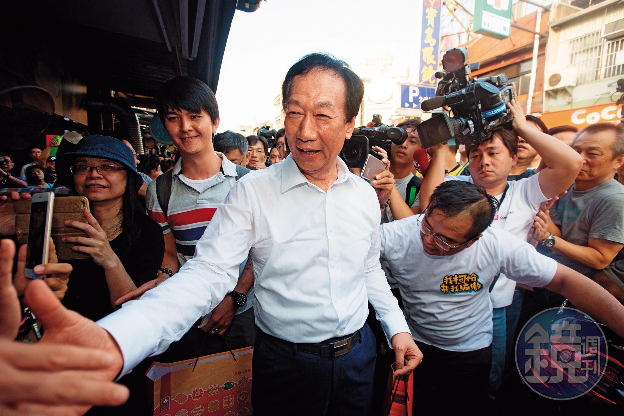 面對三足鼎立,內部民調顯示,即使郭台銘能甩開藍營的韓國瑜,仍與綠營蔡英文有段差距,因而對遲未宣布參選2020。