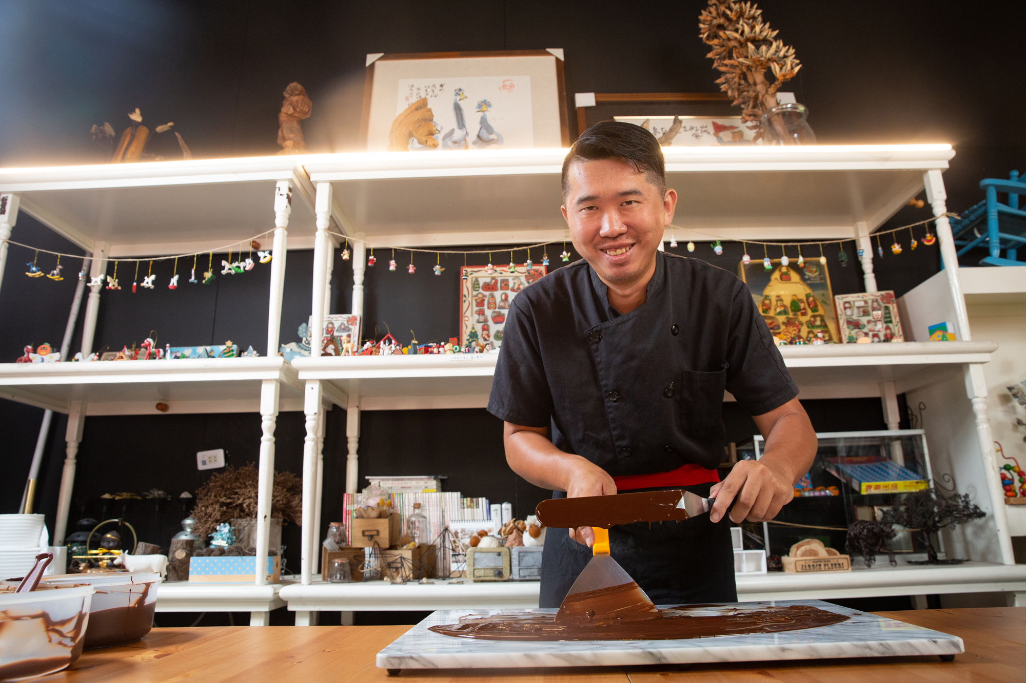 羅維振在日本看見調溫巧克力，花了3年研究學習，選在家鄉埔里開店。