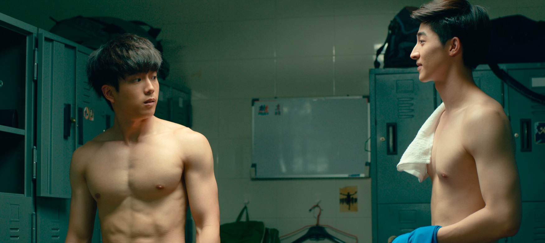 查農在劇中的角色，與另一名追求者尬肌。（威視提供）