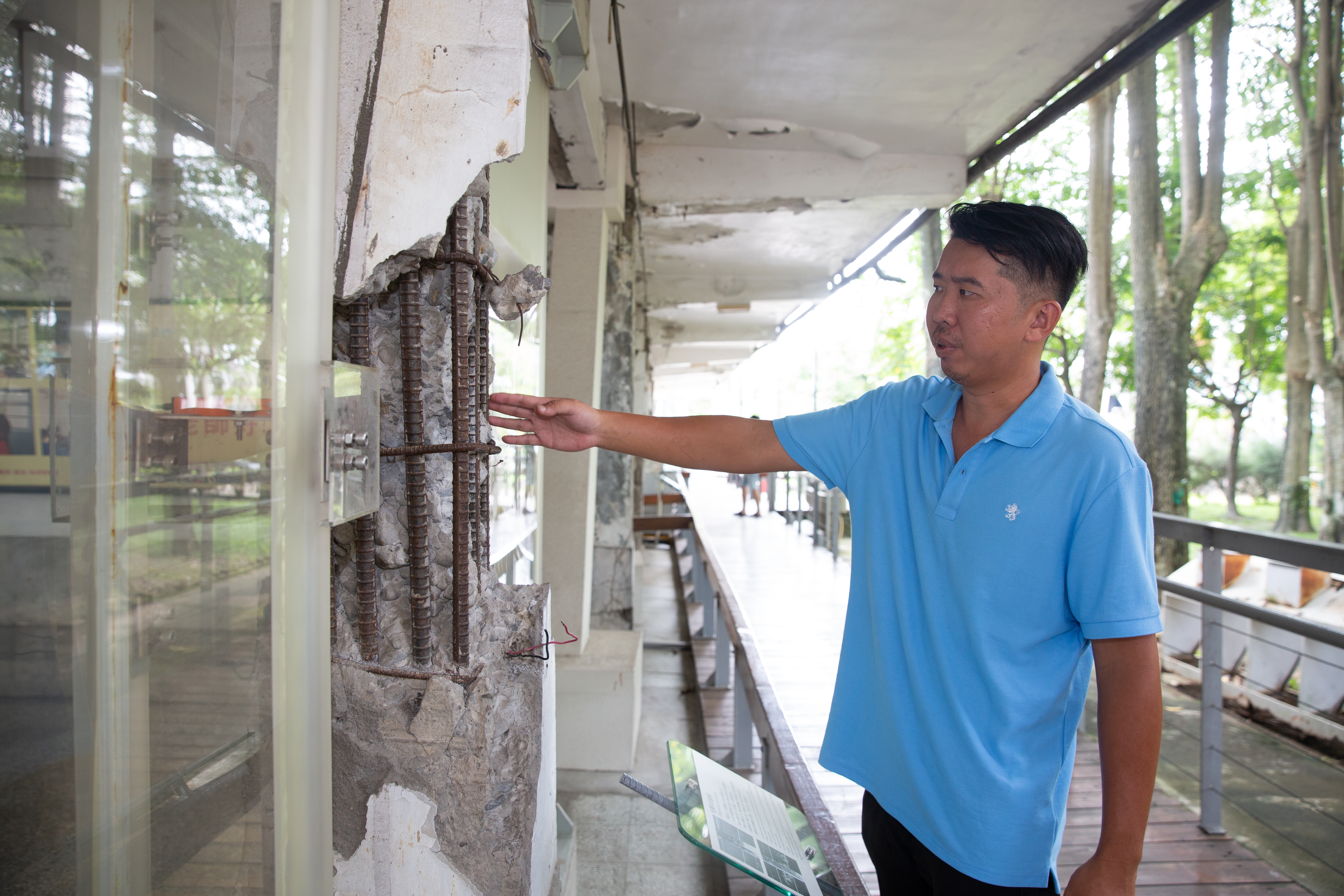 921地震被活埋，羅維振說當時自己很瘦弱，拉著裸露鋼筋借力使力硬擠脫身。