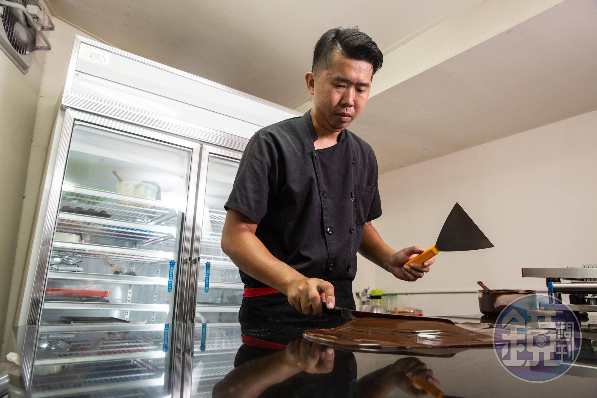 創業初期羅維振貸款了100萬元跟朋友合資，研發出40幾種口味巧克力。