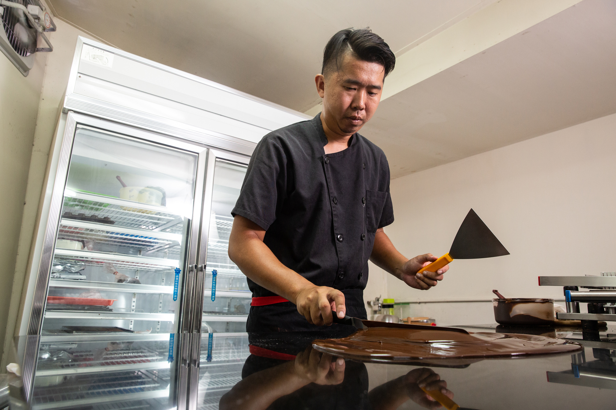 創業初期羅維振貸款了100萬元跟朋友合資，研發出40幾種口味巧克力。