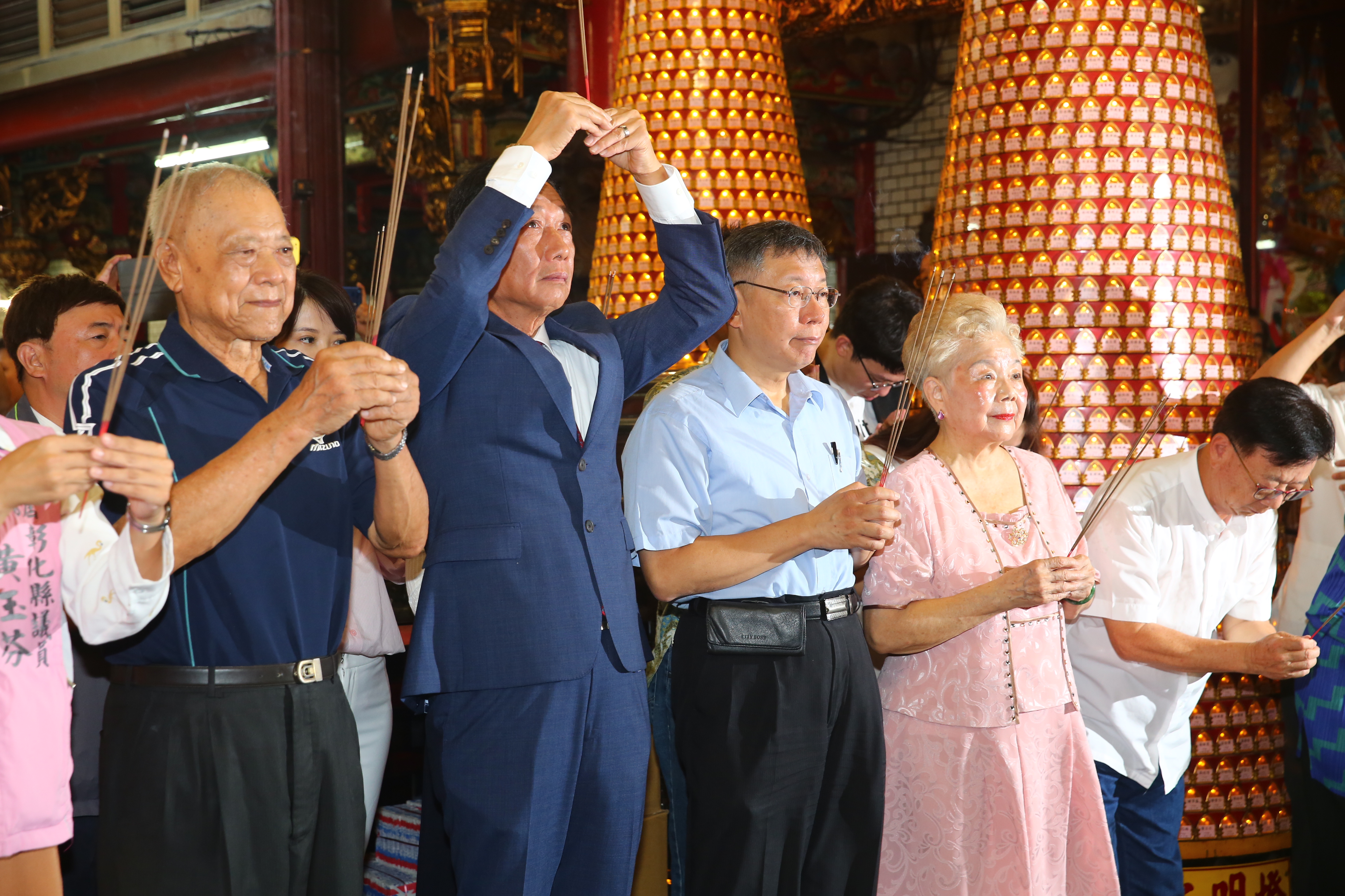 知情人士透露，郭台銘拍板棄選前，一度尋求再次說服北市長柯文哲搭配參選，但遭柯婉拒。