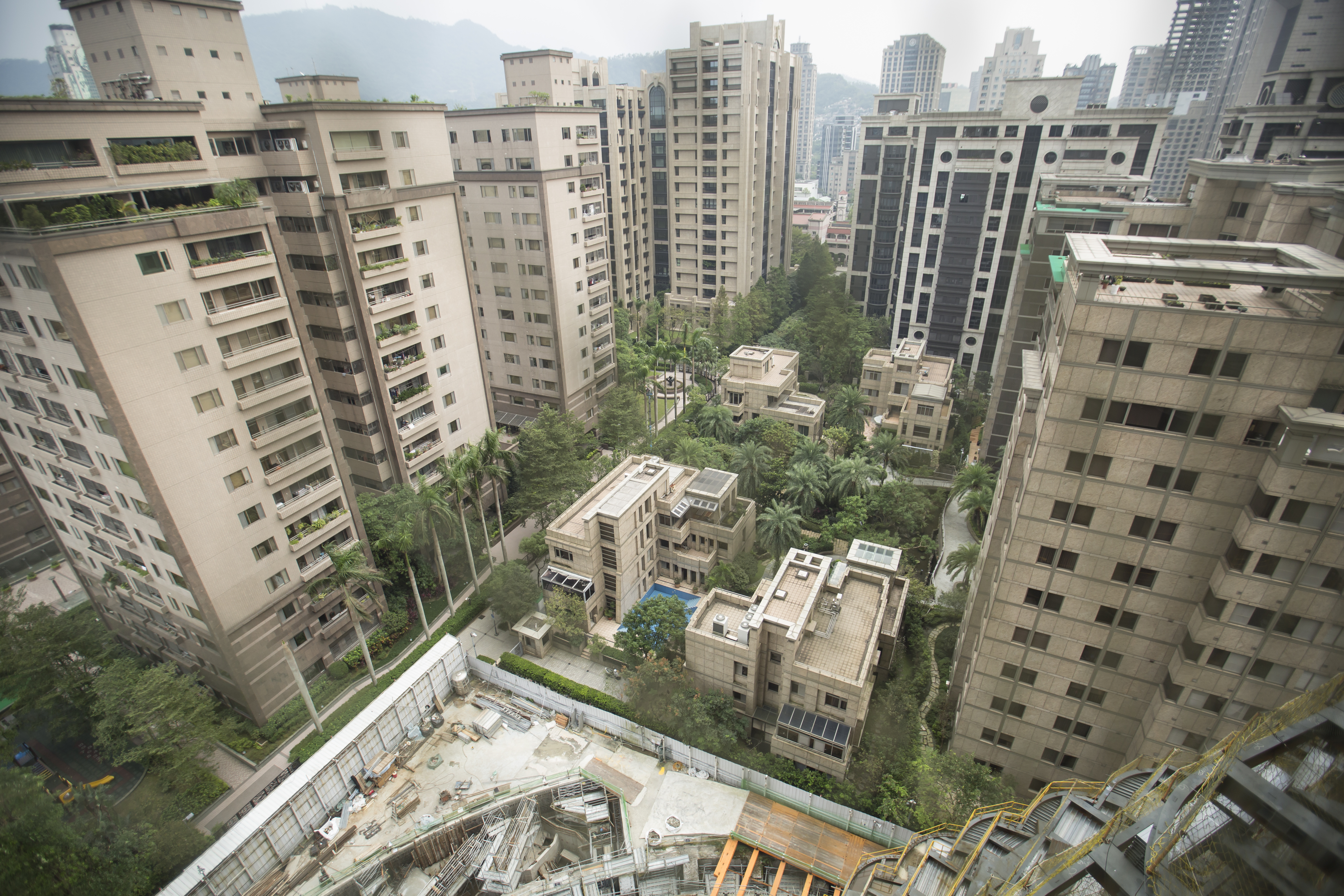 柯文哲昨驅車前往只有5分鐘車程的郭台銘松勇路信義富邦住處,密會近一個小時。