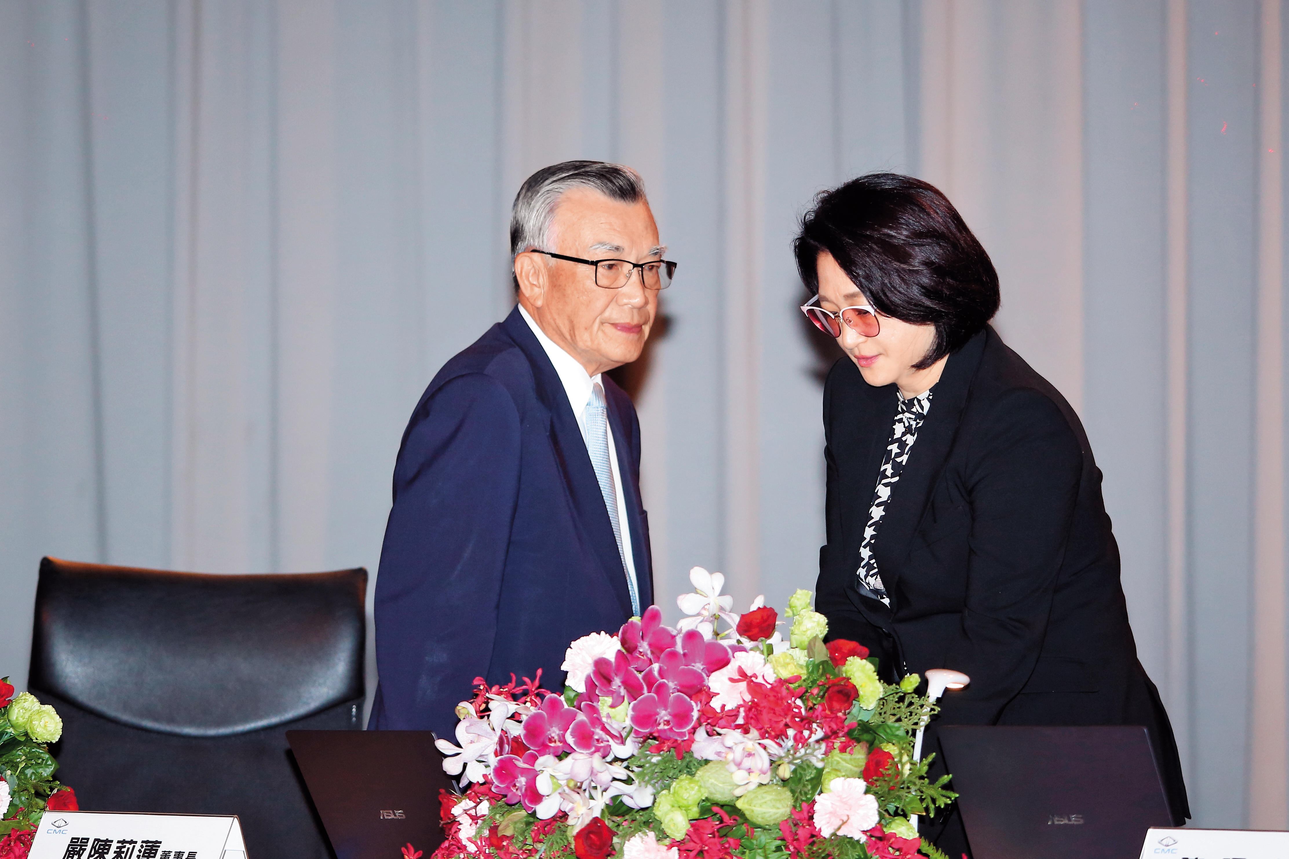 有台灣艾科卡之稱的前行政院副院長林信義（左），受到嚴凱泰託孤，成為嚴陳莉蓮（右）倚賴的重臣，幫忙協助汽車事業轉型。