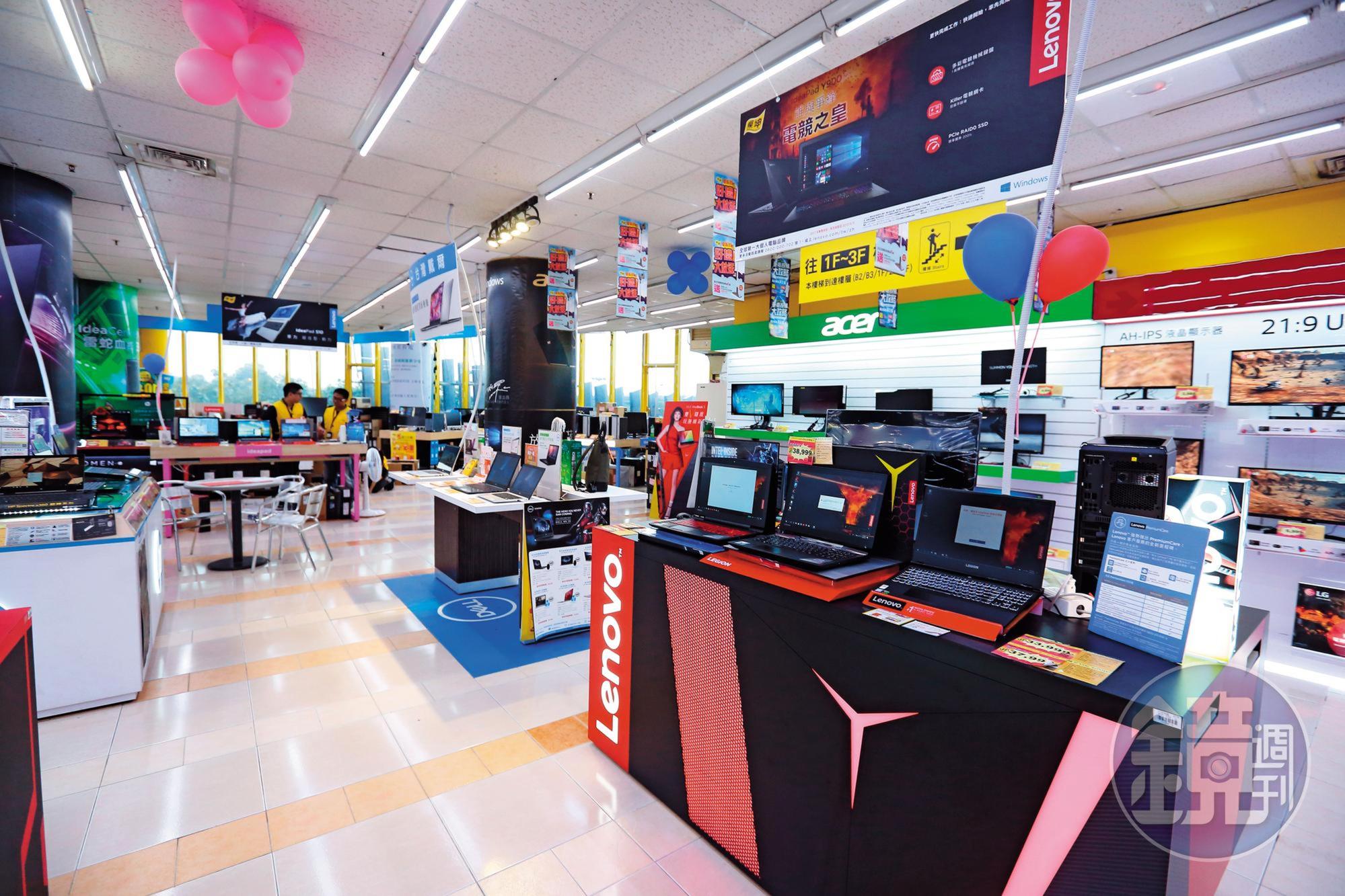 平日營業時間，燦坤門市的店員竟比客人還要多。