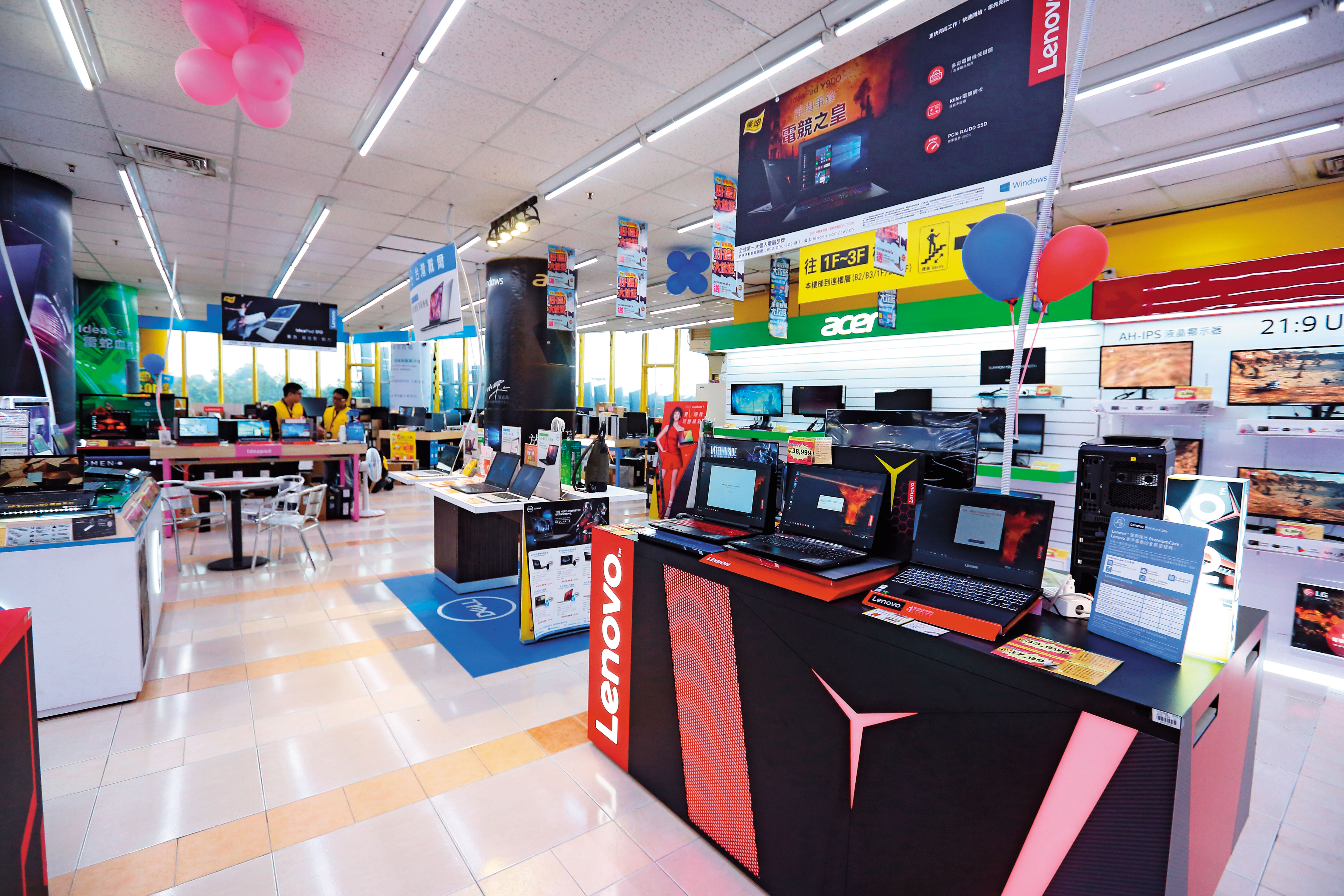 平日營業時間,燦坤門市的店員竟比客人還要多。