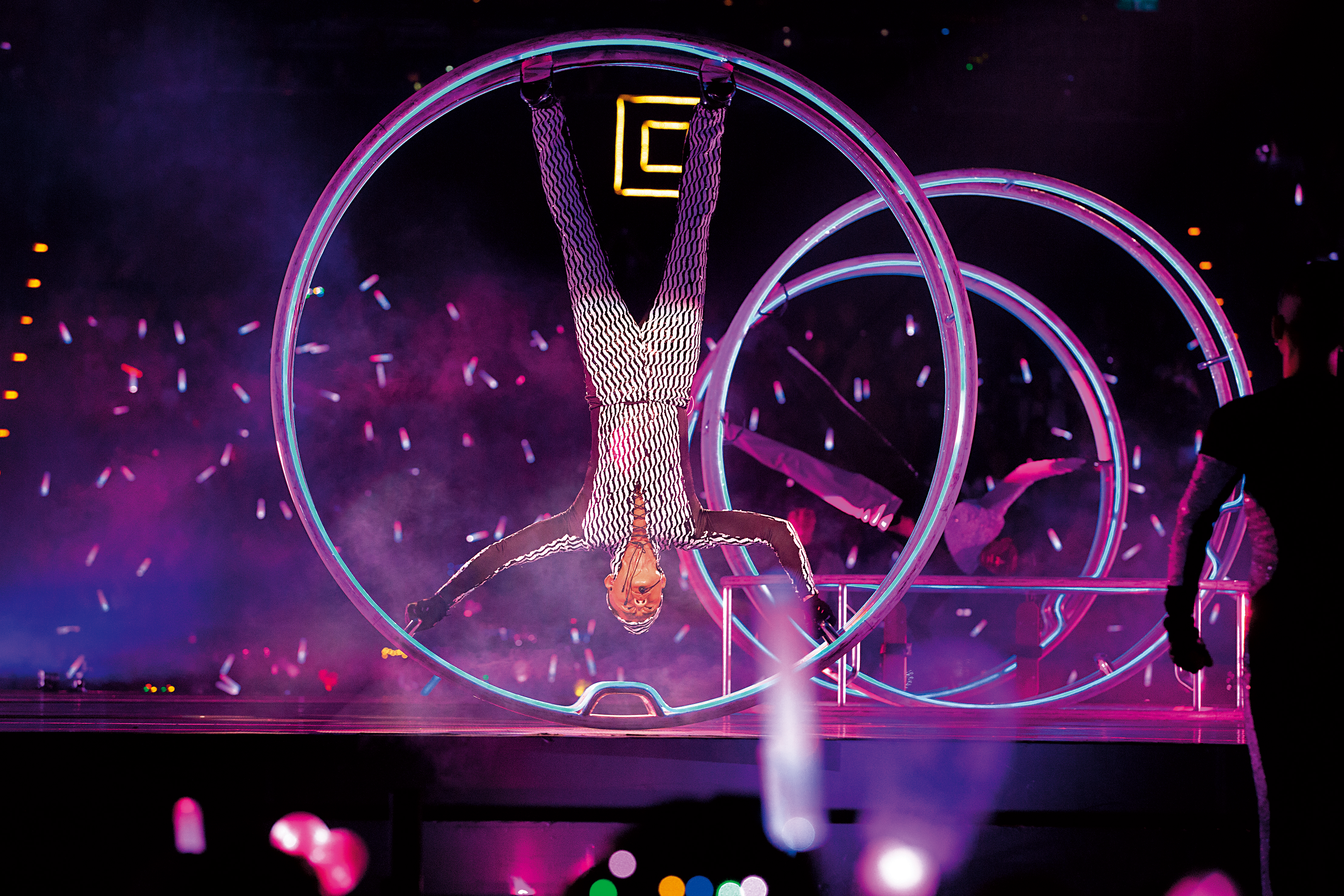 53歲的郭富城在演唱會上大玩「無敵風火輪」，在鐵環上倒立唱歌，相當拚命。