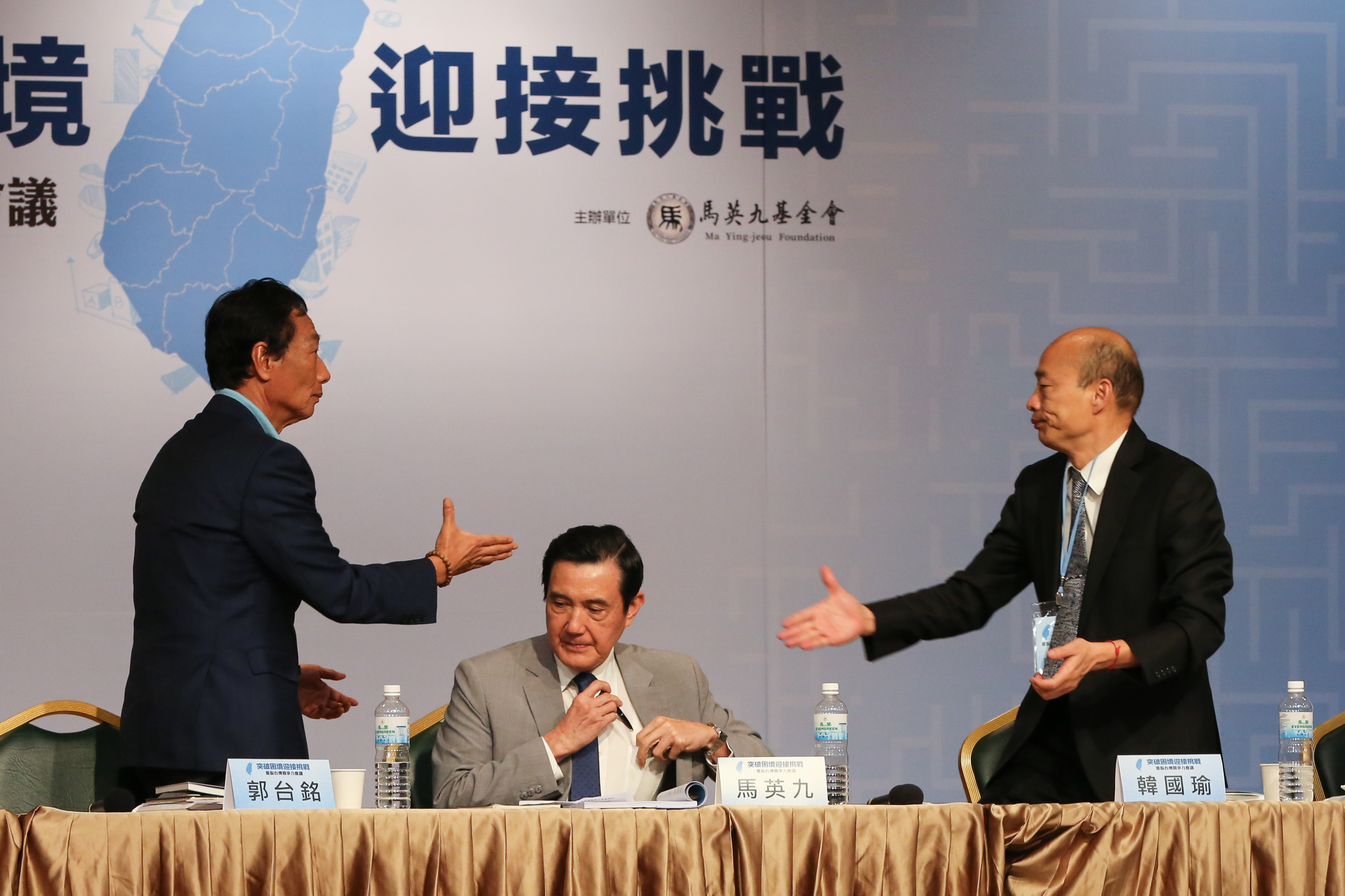 鴻海創辦人郭台銘（左）昨深夜宣布不參選總統，李艷秋直言此刻感到沉重的應該是韓國瑜（右）。