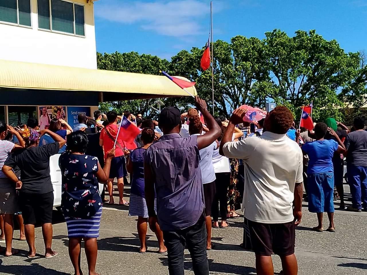 中華民國駐索國大使館於當地時間今（17日）中午降旗閉館，多位索國民眾和僑胞不捨前來觀禮。（翻攝自I am from Honiara, Solomon Islands臉書）