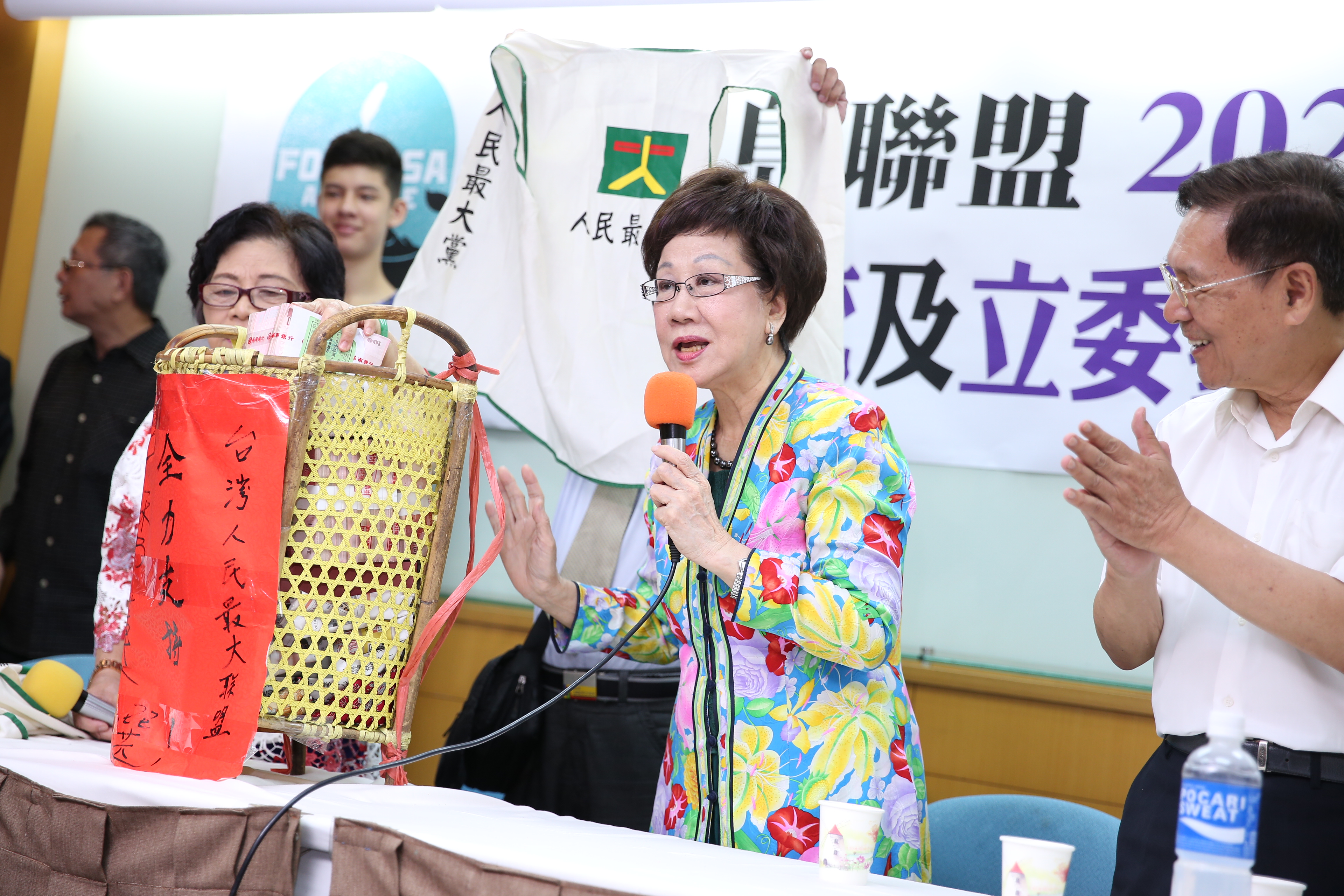 前副總統呂秀蓮宣布和前南投縣長彭百顯搭檔「呂彭配」，登記公民連署的獨立總統候選人。