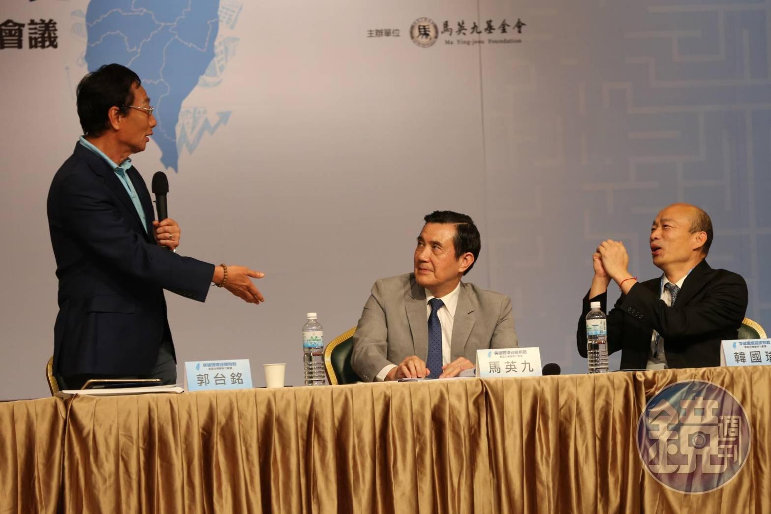 韓國瑜(右)表示接下來將儘速安排時間與郭台銘(左)會面,一同討論政見及合作方式。(本刊資料照)